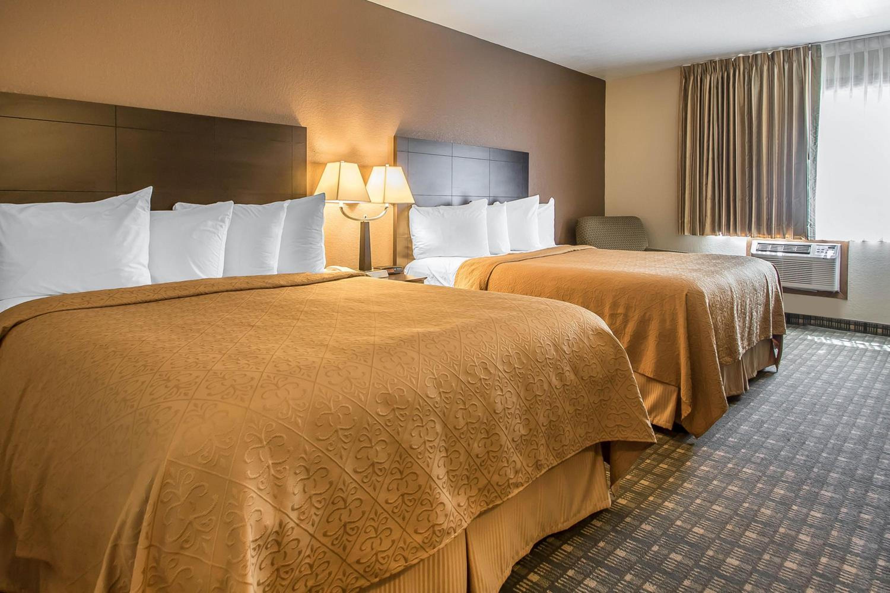 Queen Room with Two Queen Beds - Non-Smoking - Photo 6