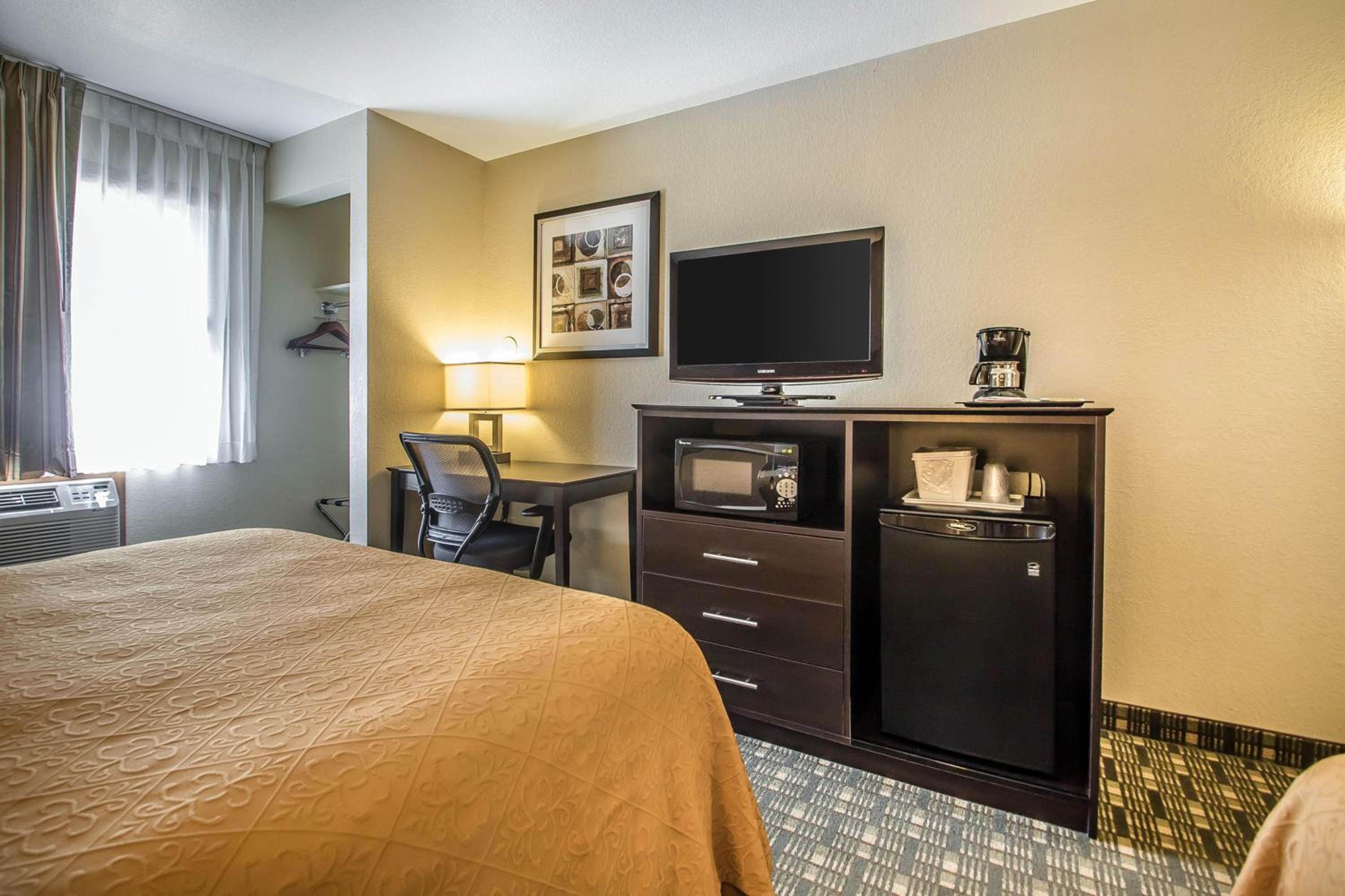Queen Room with Two Queen Beds - Non-Smoking - Photo 4