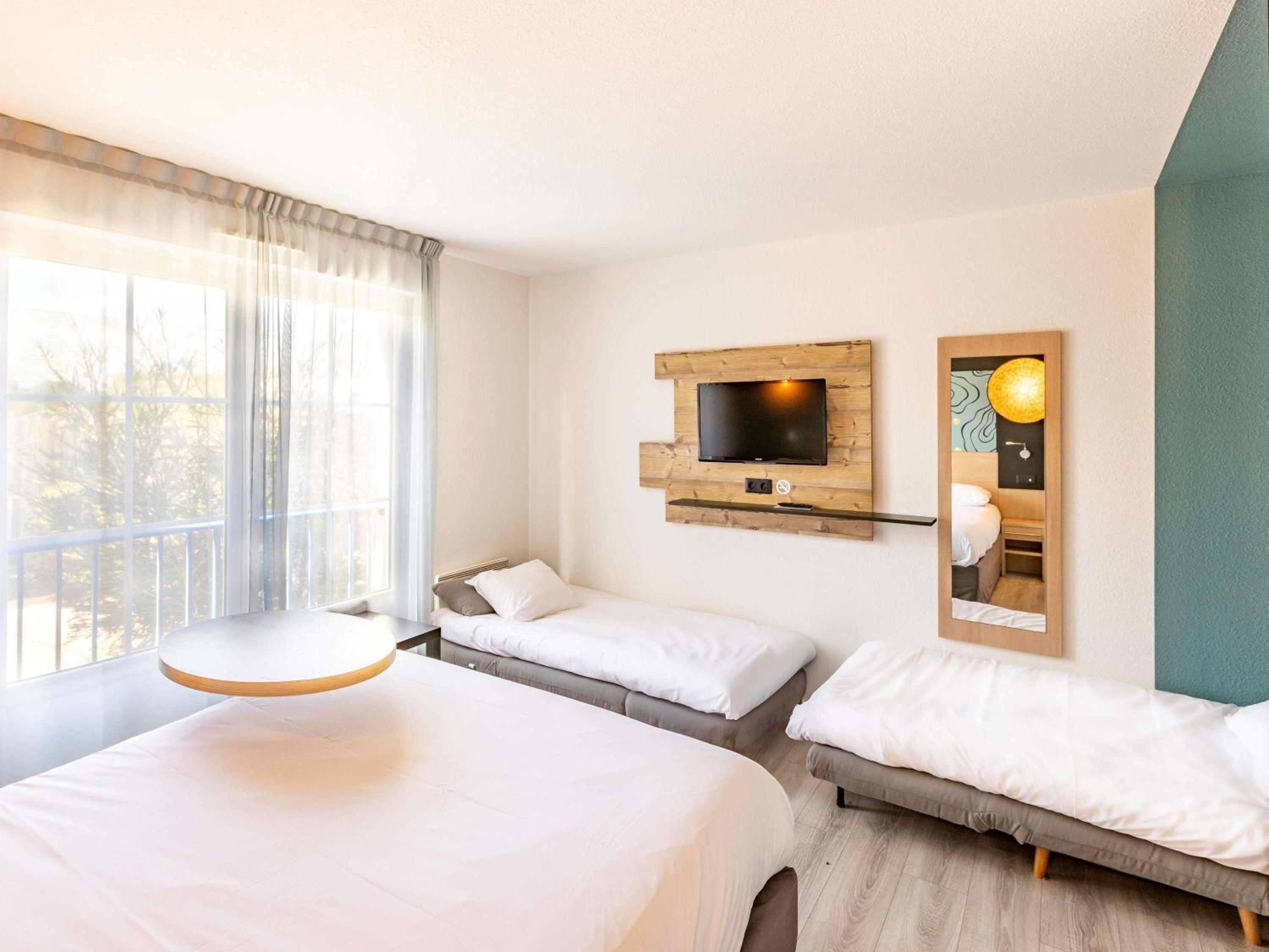 Standard Room with One Double Bed and Two Sofas photo 2