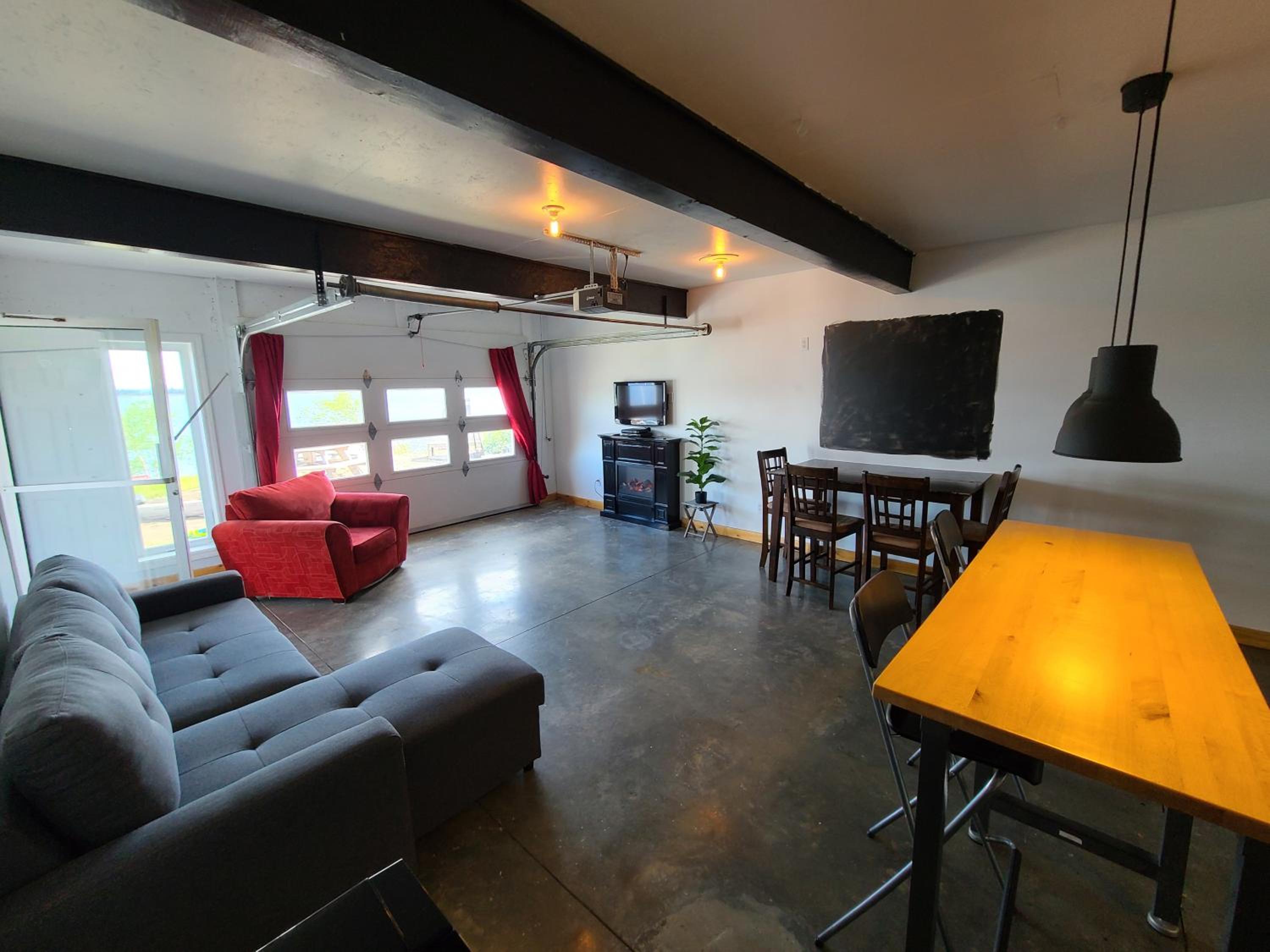 One-Bedroom Apartment with Bay View photo 2