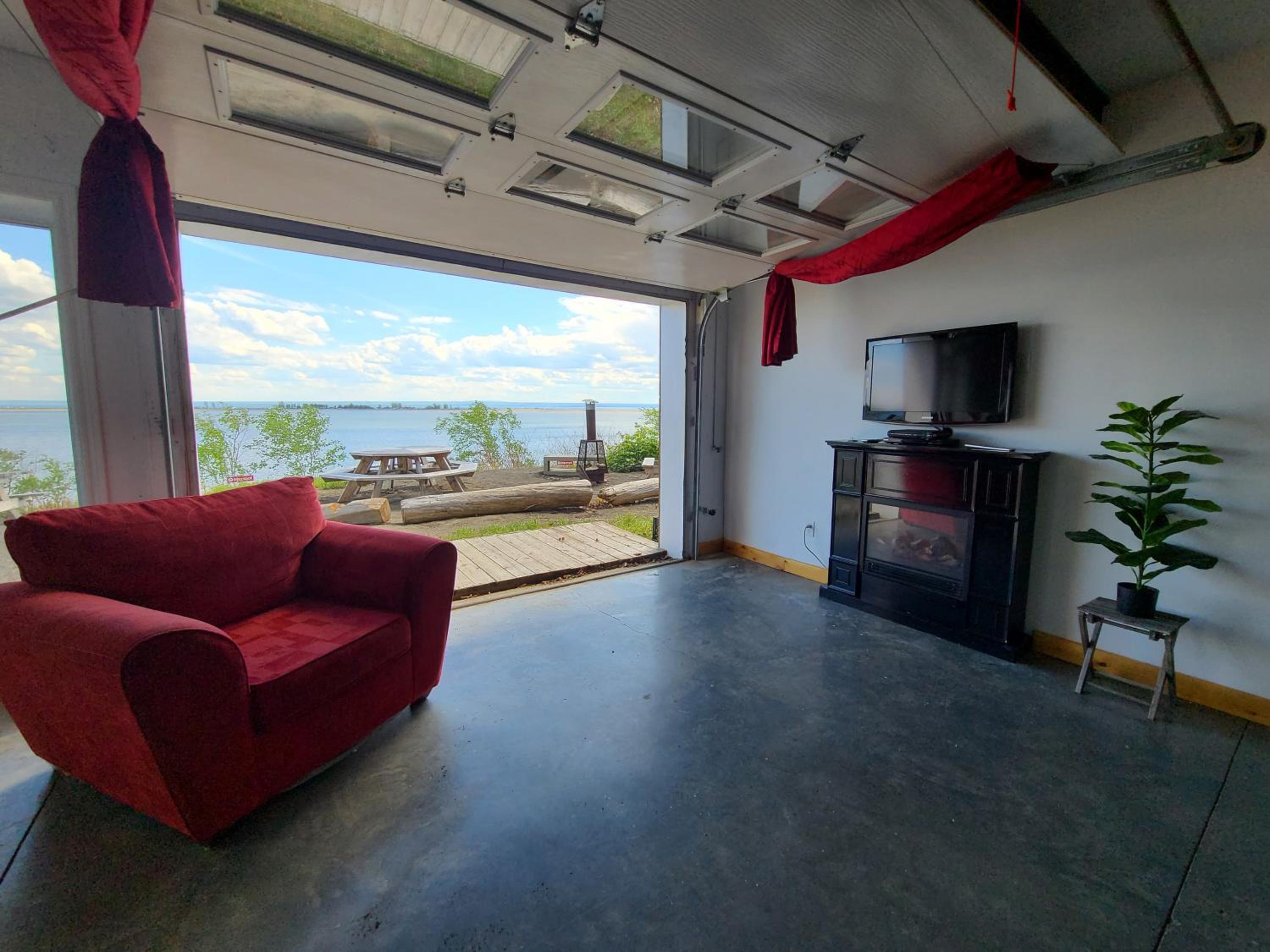 One-Bedroom Apartment with Bay View photo 1