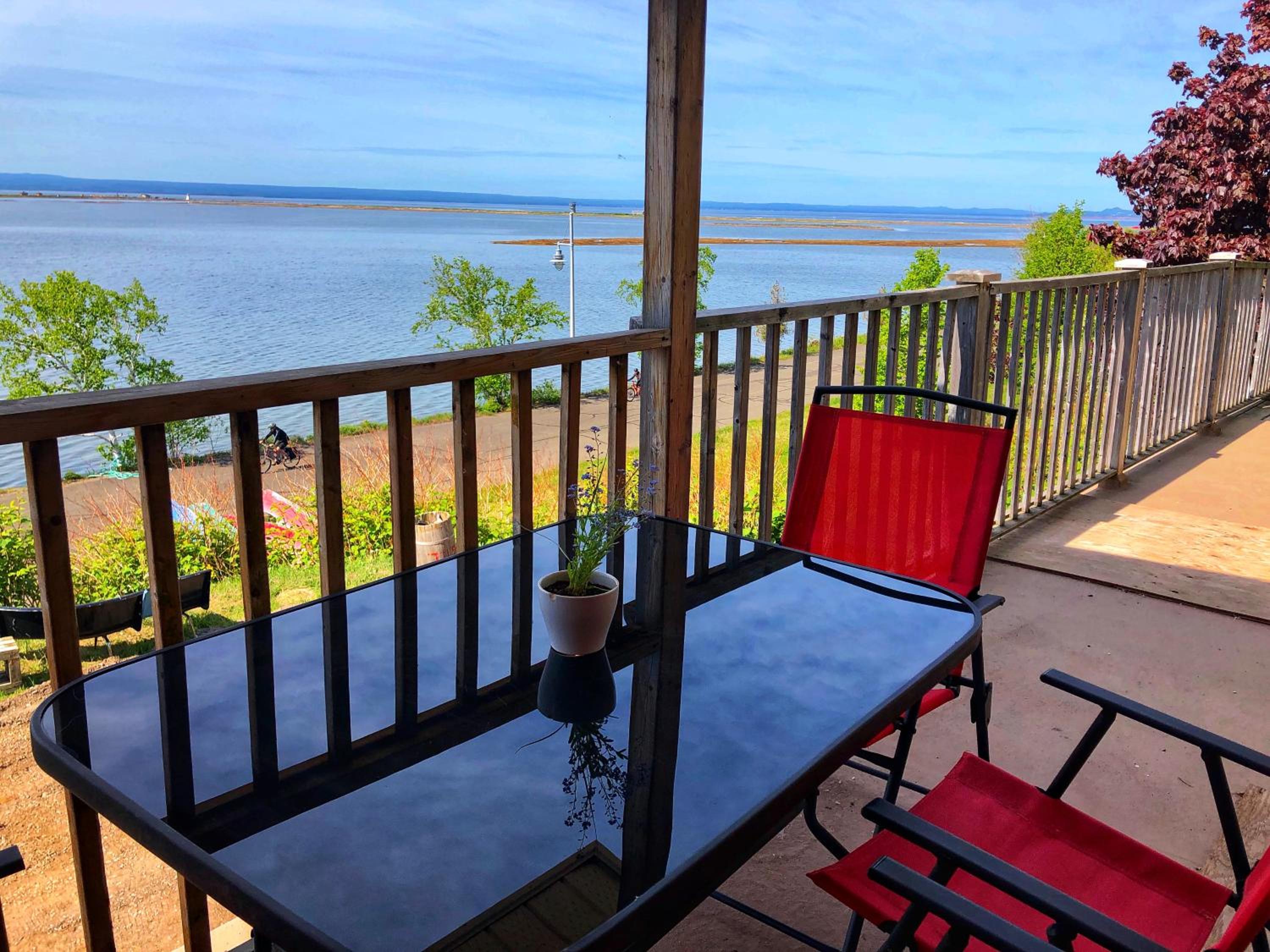 One-Bedroom Apartment with Balcony and Sea View photo 2