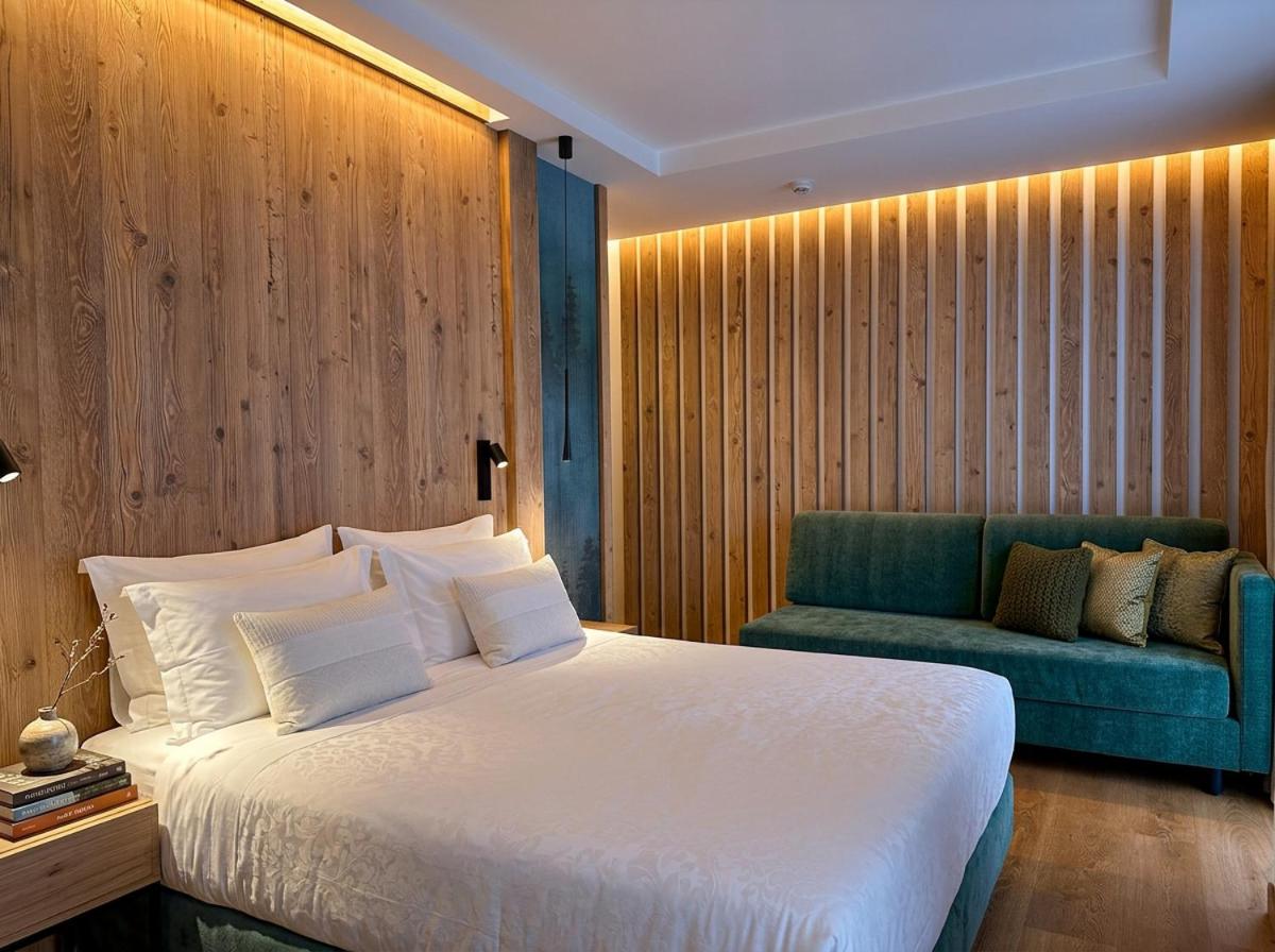 Executive King Suite with Balcony and Mountain View - Non-Smoking