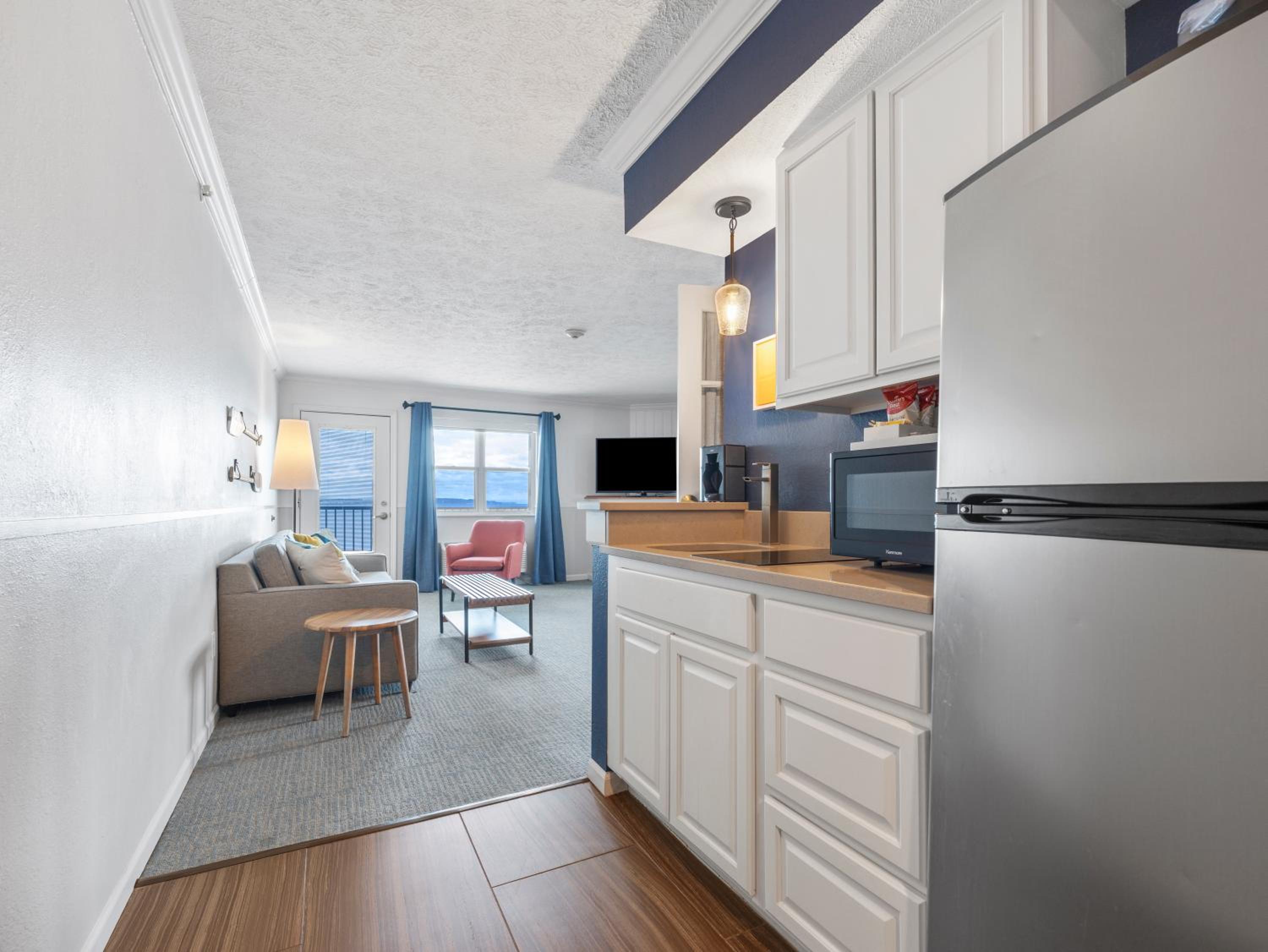 Bayview King Suite with Spa Bath and Kitchenette photo 2