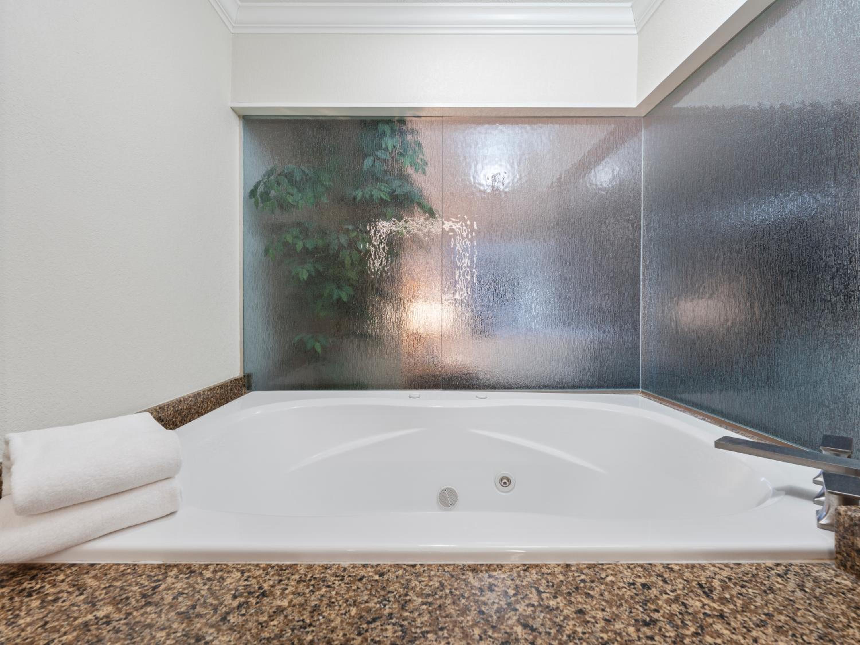 Bayview King Suite with Spa Bath and Kitchenette photo 3