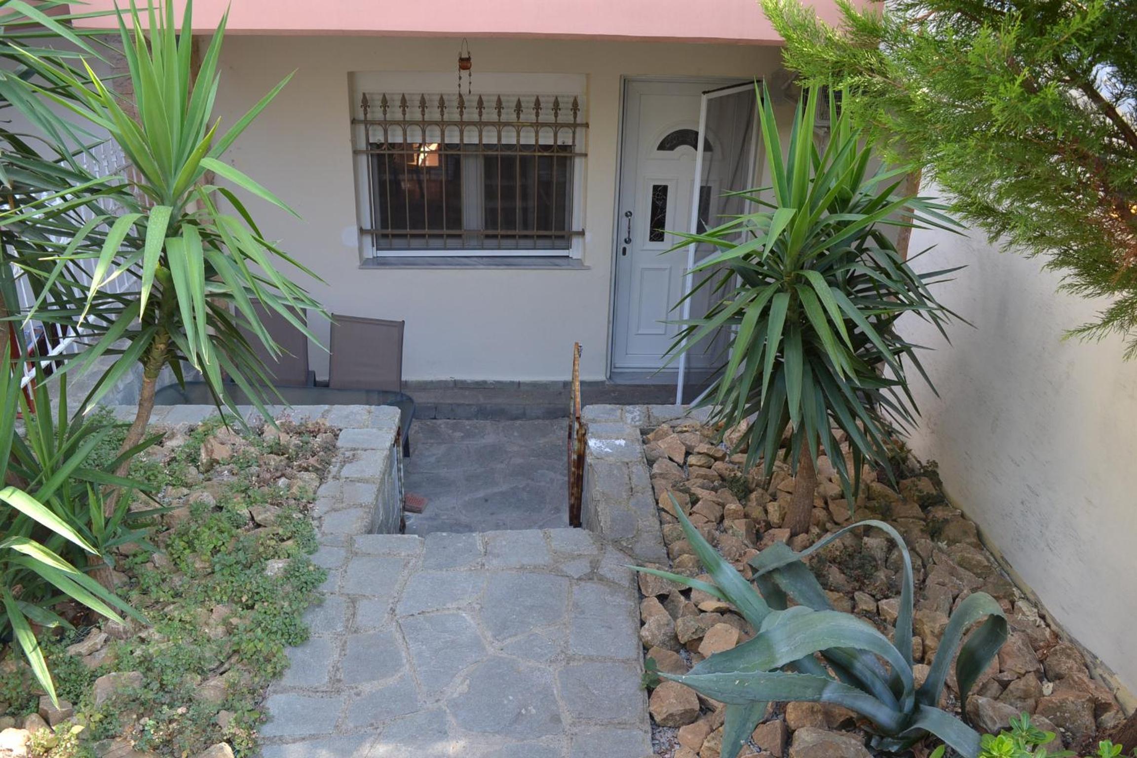Studio Apartment - Photo 3