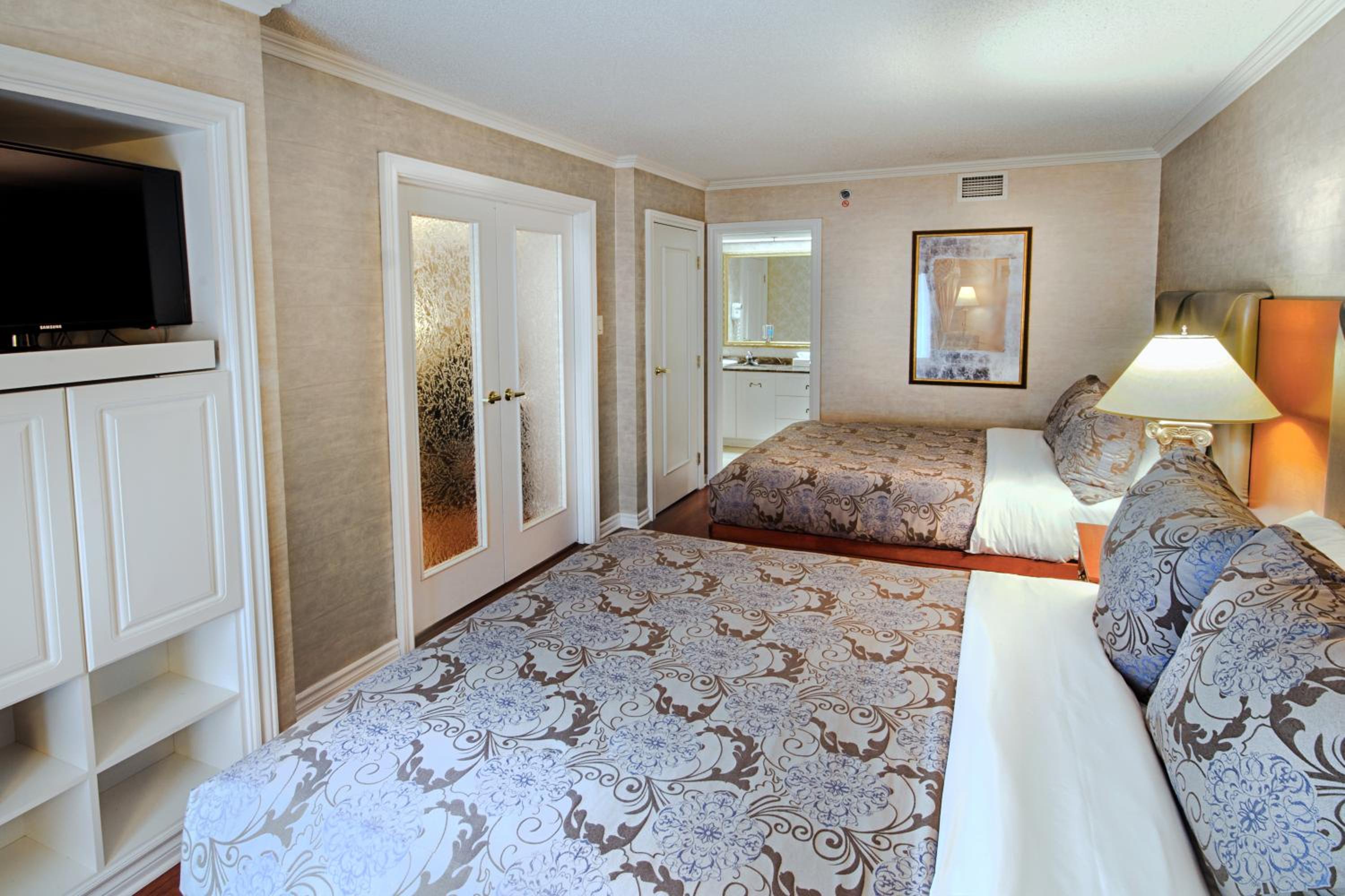Interior Garden Balcony Family Suite, 2 Queen Beds and Sofa-Bed photo 2