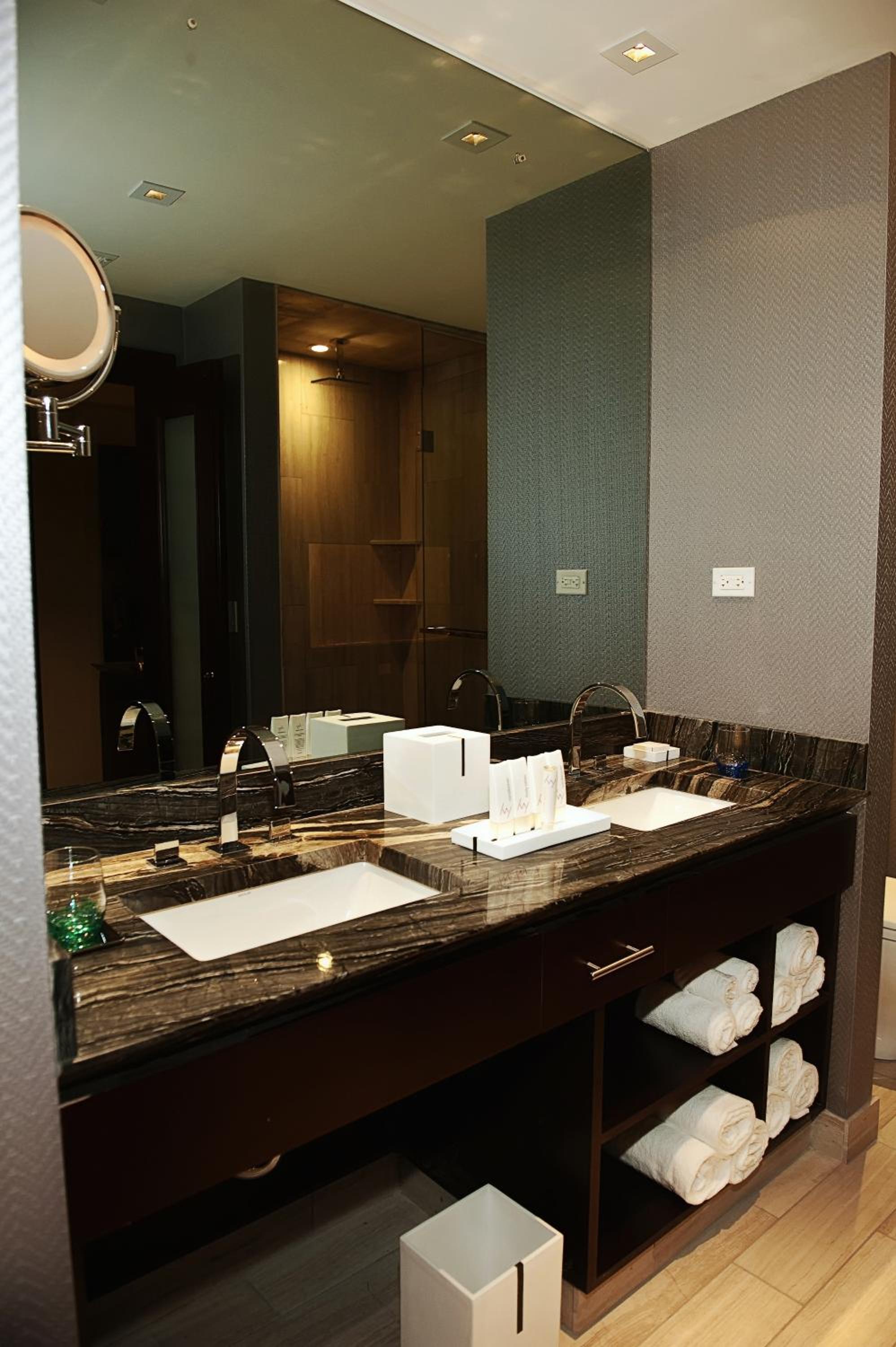 Queen Suite with Two Queen Beds - Photo 2