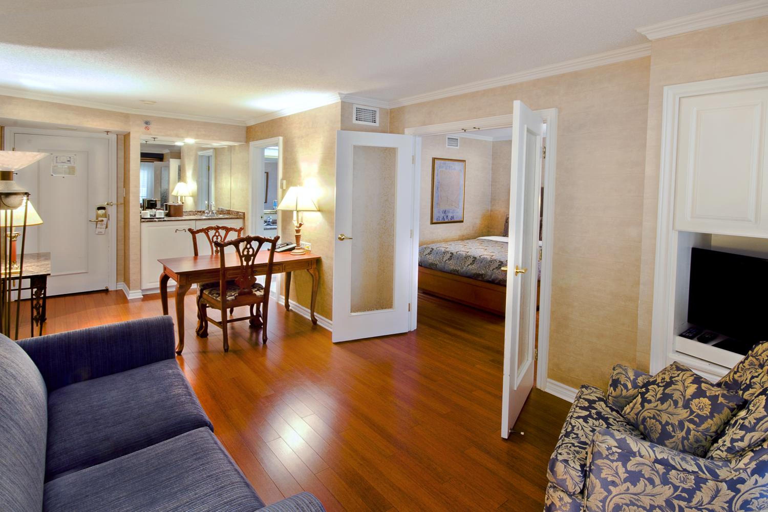 Interior Garden Balcony Family Suite, 2 Queen Beds and Sofa-Bed photo 3