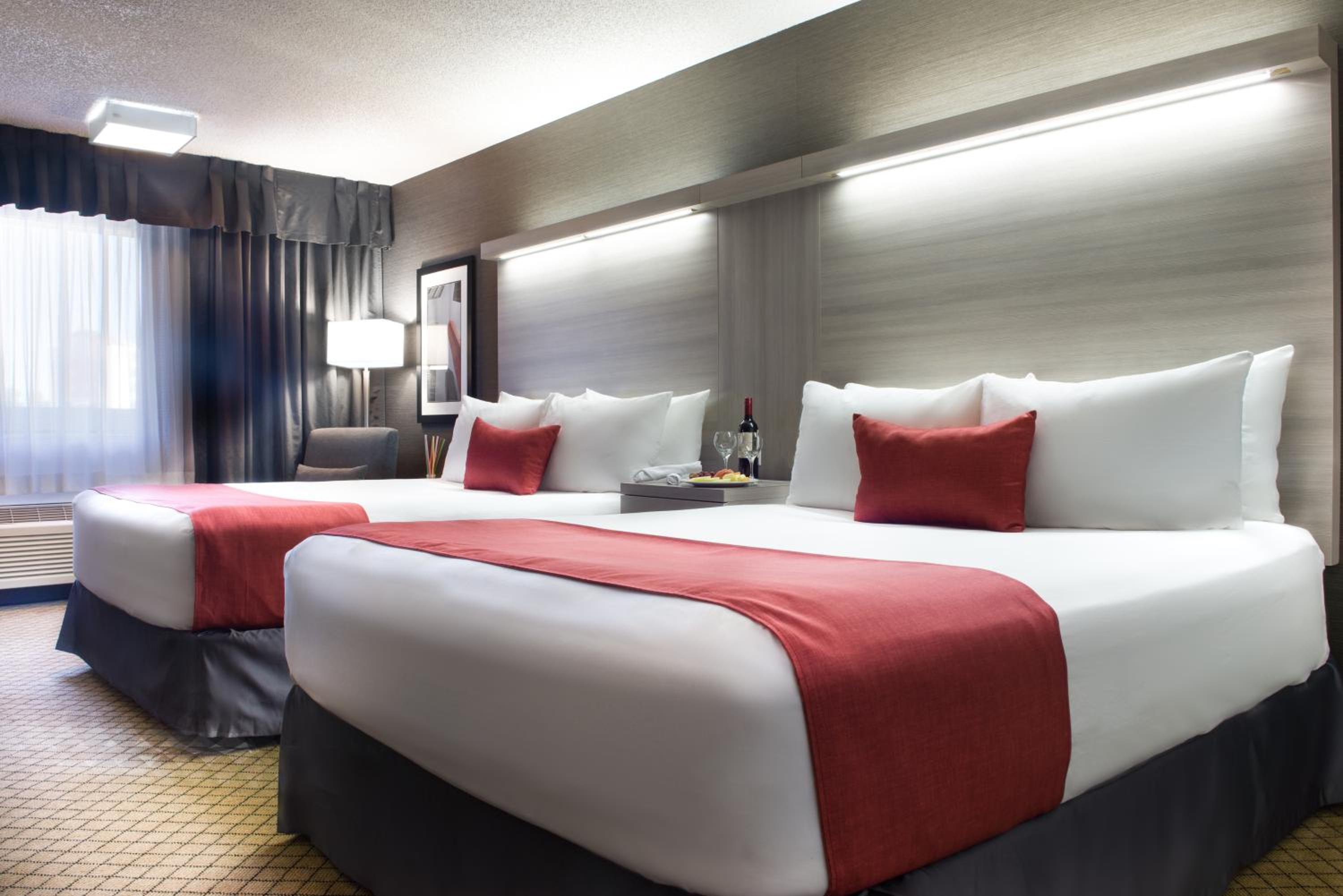 Queen Room with Two Queen Beds - Pet Friendly/Non-Smoking - Photo 3