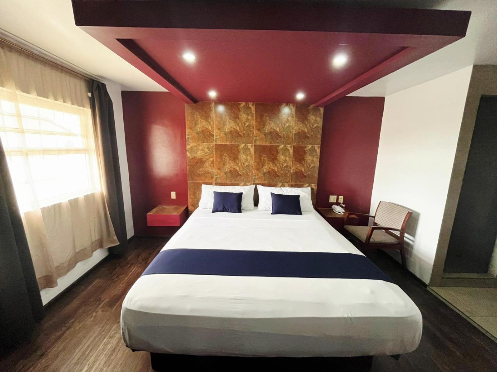 Standard King Room photo 3
