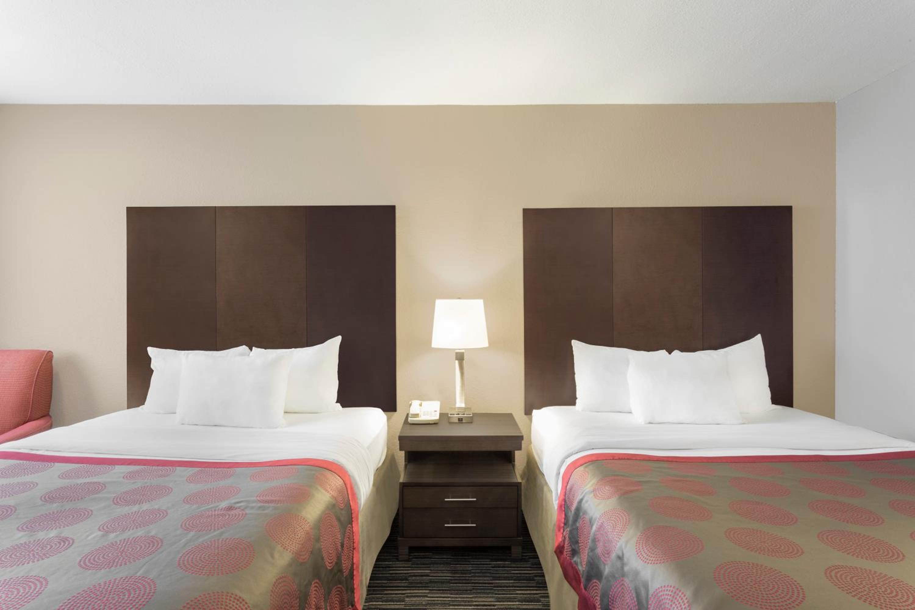 Queen Room with Two Queen Beds - Non-Smoking photo 2