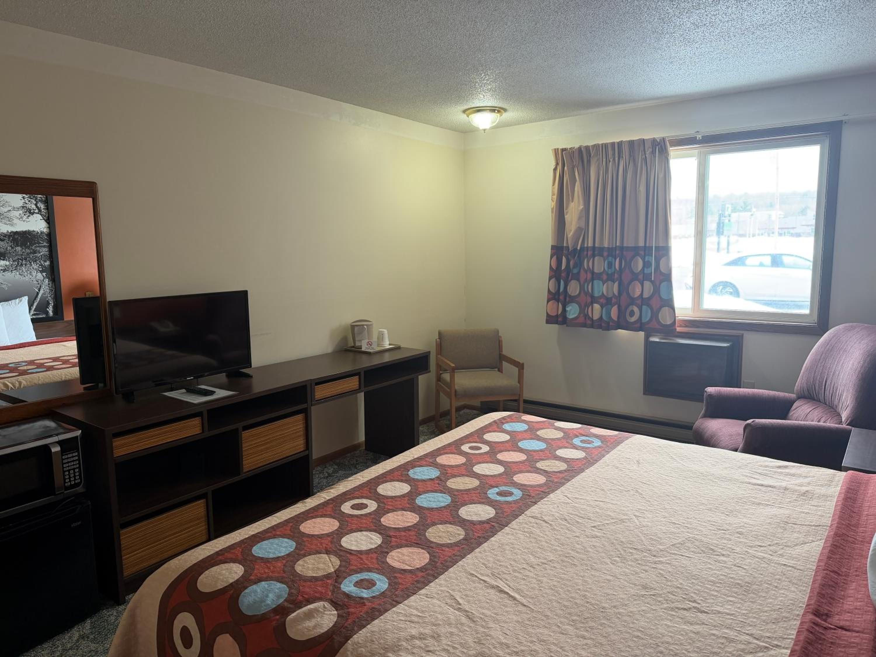 King Bed - Photo 4