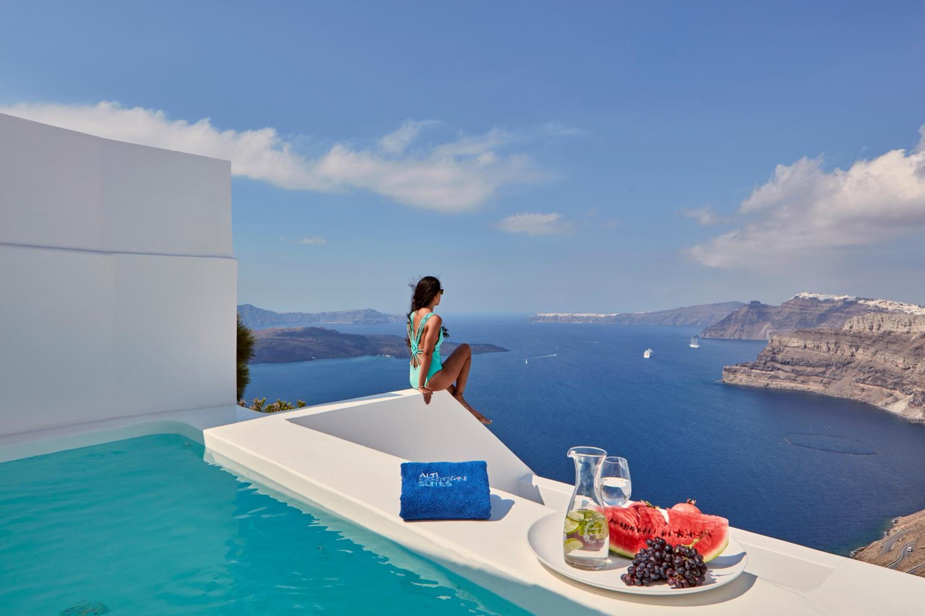 Red Suite with Heated Plunge Pool and Caldera View photo 3