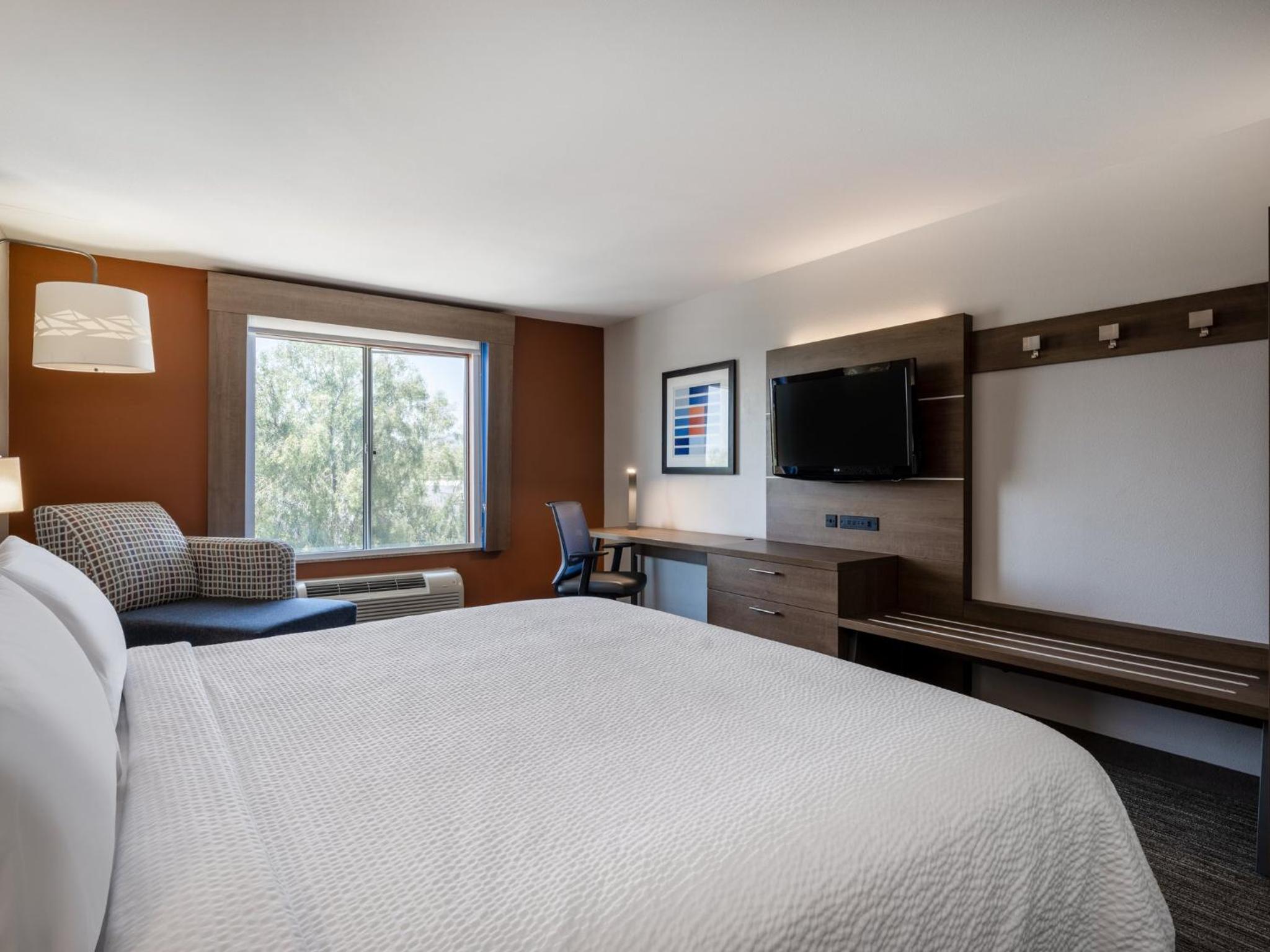 Standard King Room - Accessible - Photo 2
