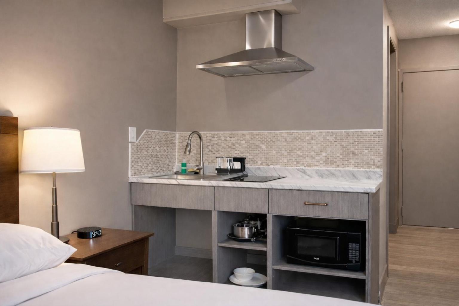 Queen Room with Kitchen - Non-Smoking - Photo 5