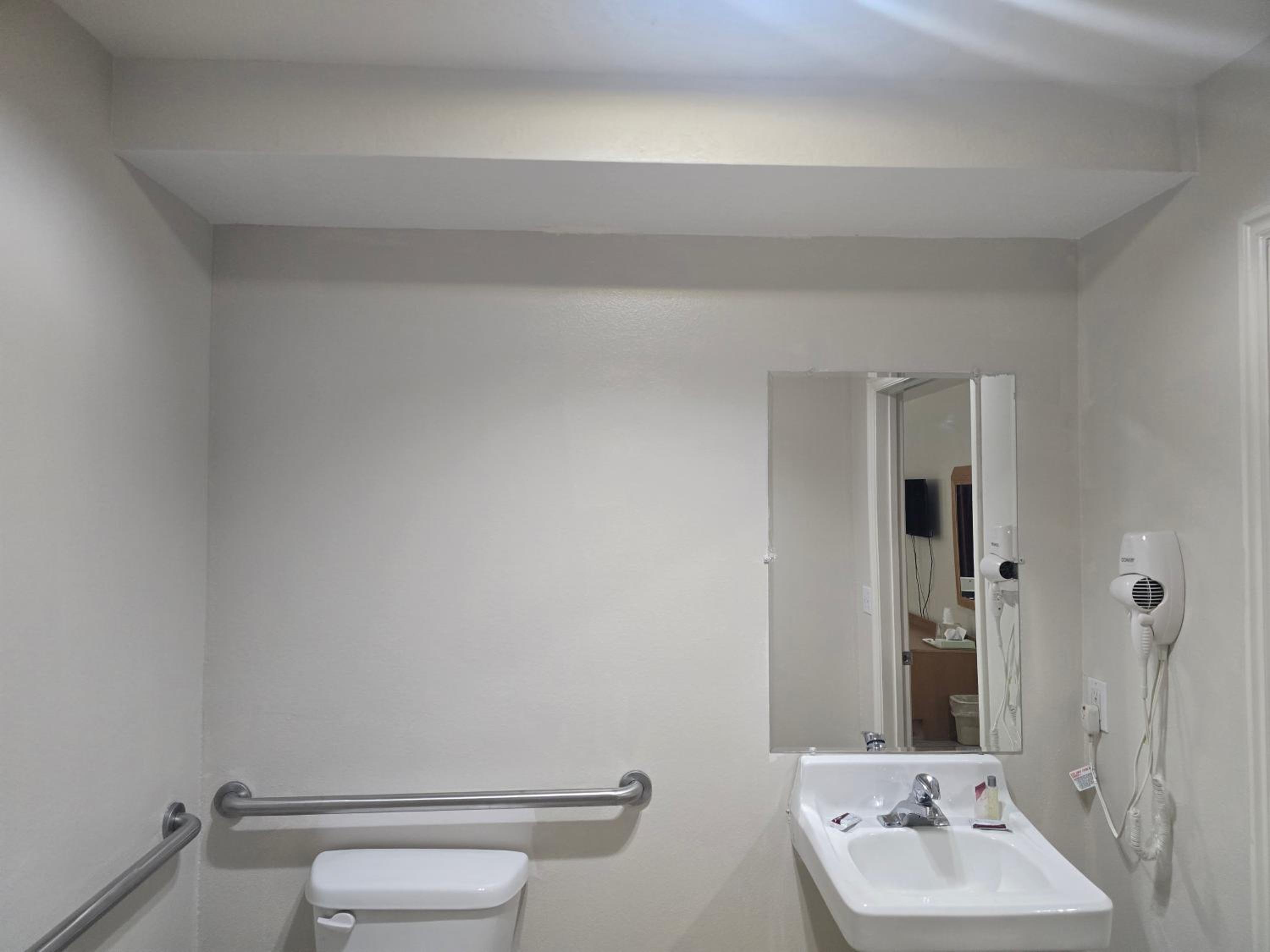 Queen Room - Disability Access photo 1