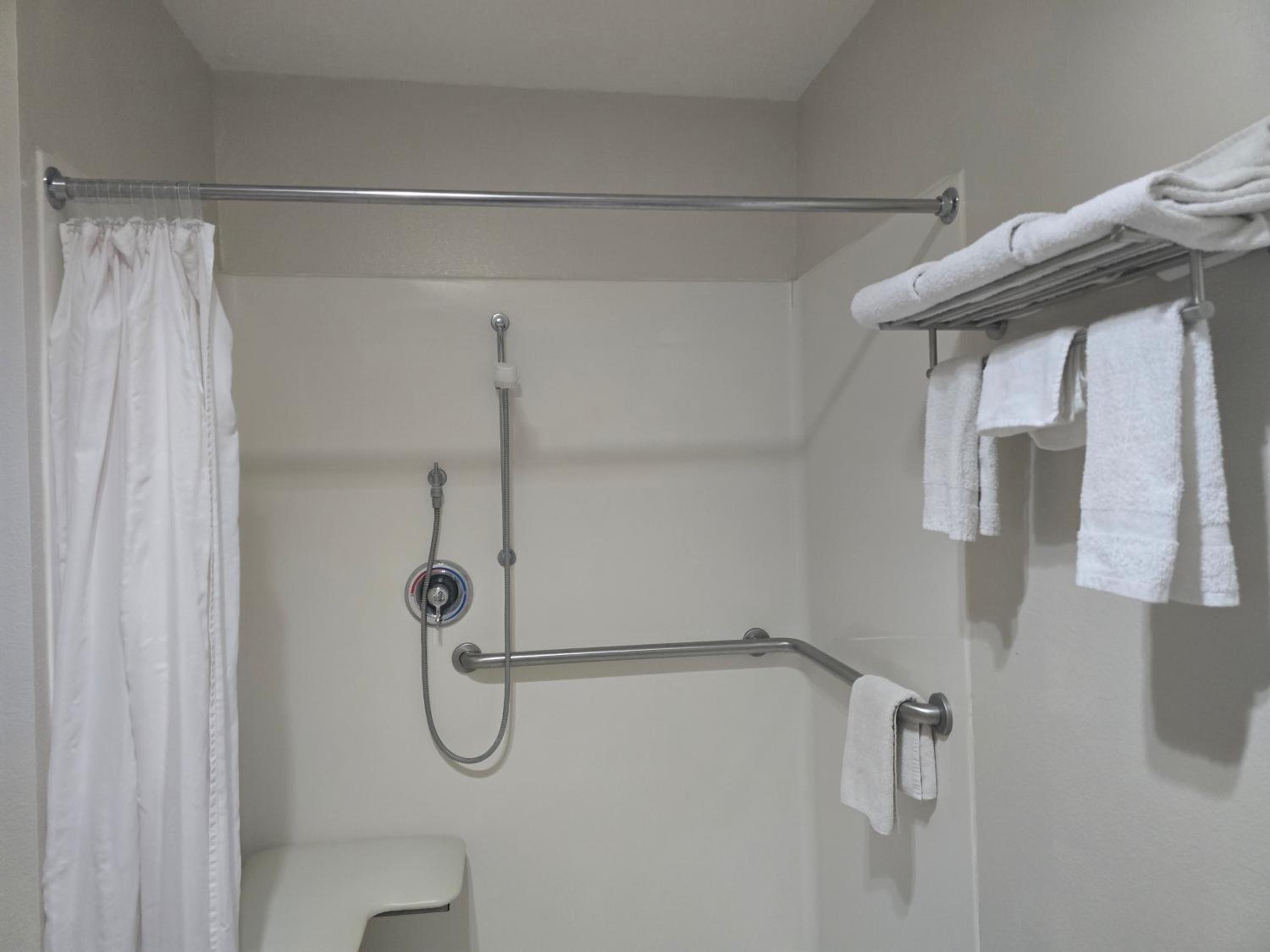 Queen Room - Disability Access photo 2