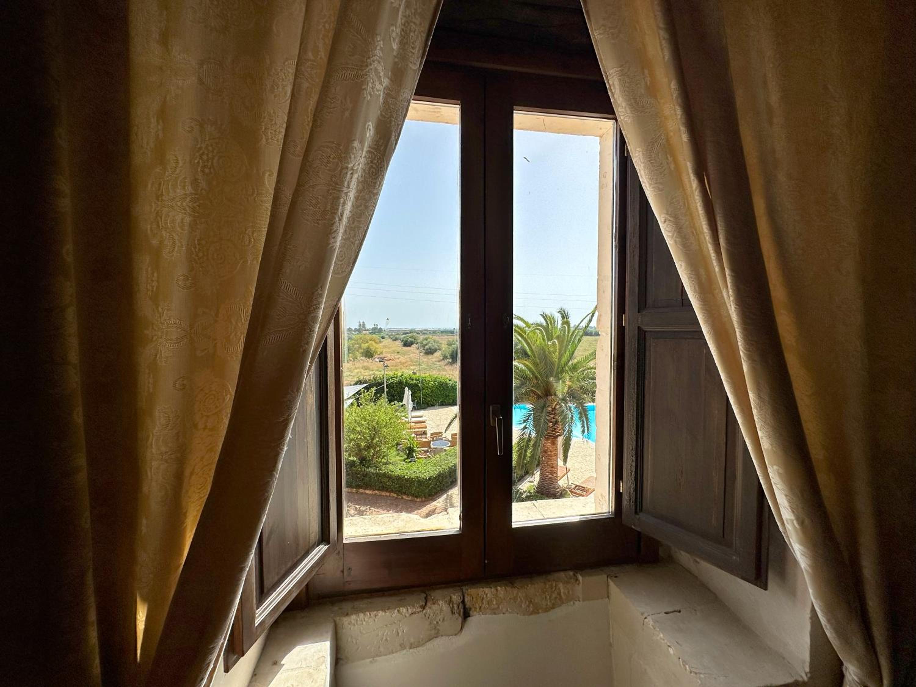 Double Room with Pool View - Photo 4