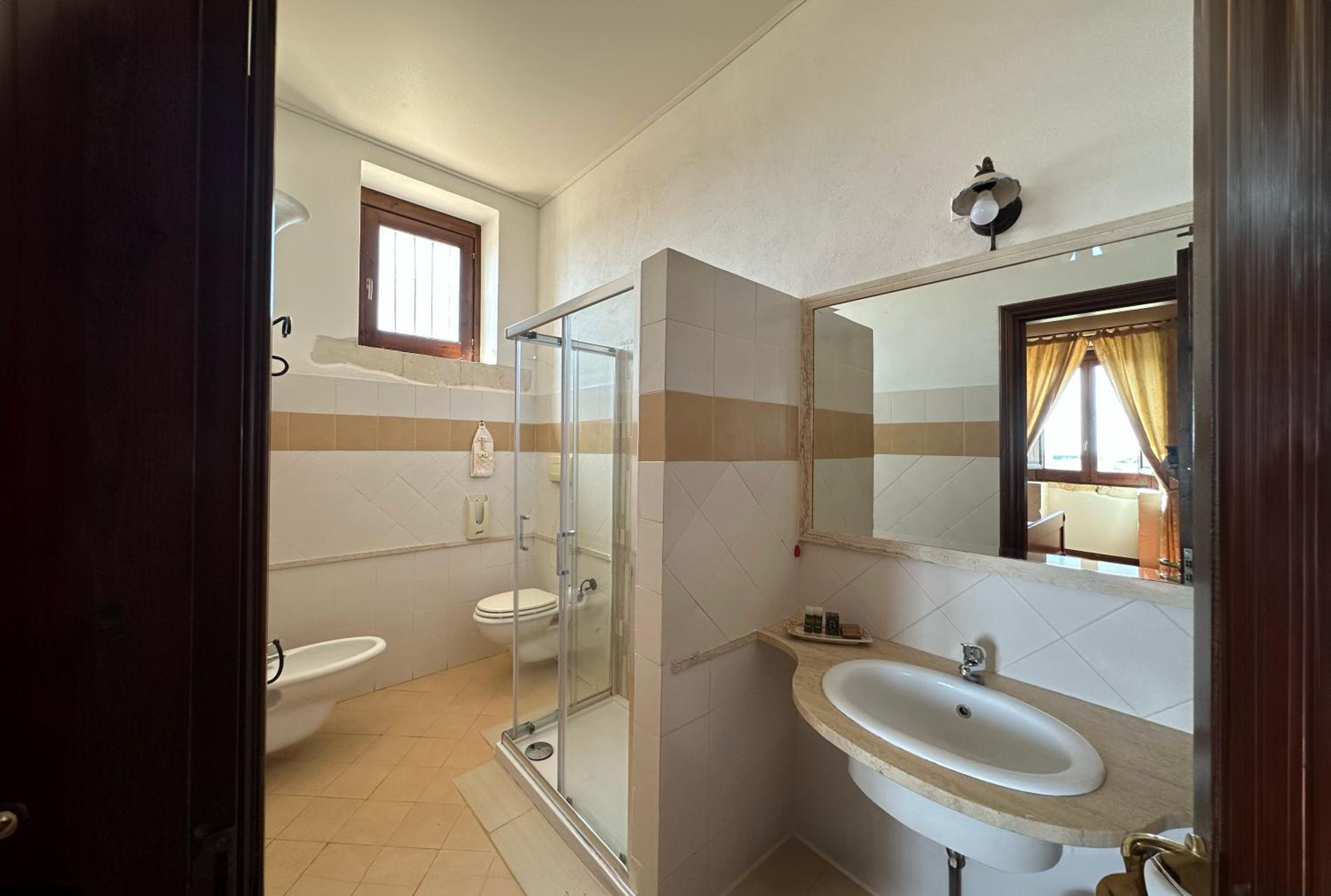 Double Room with Pool View - Photo 5
