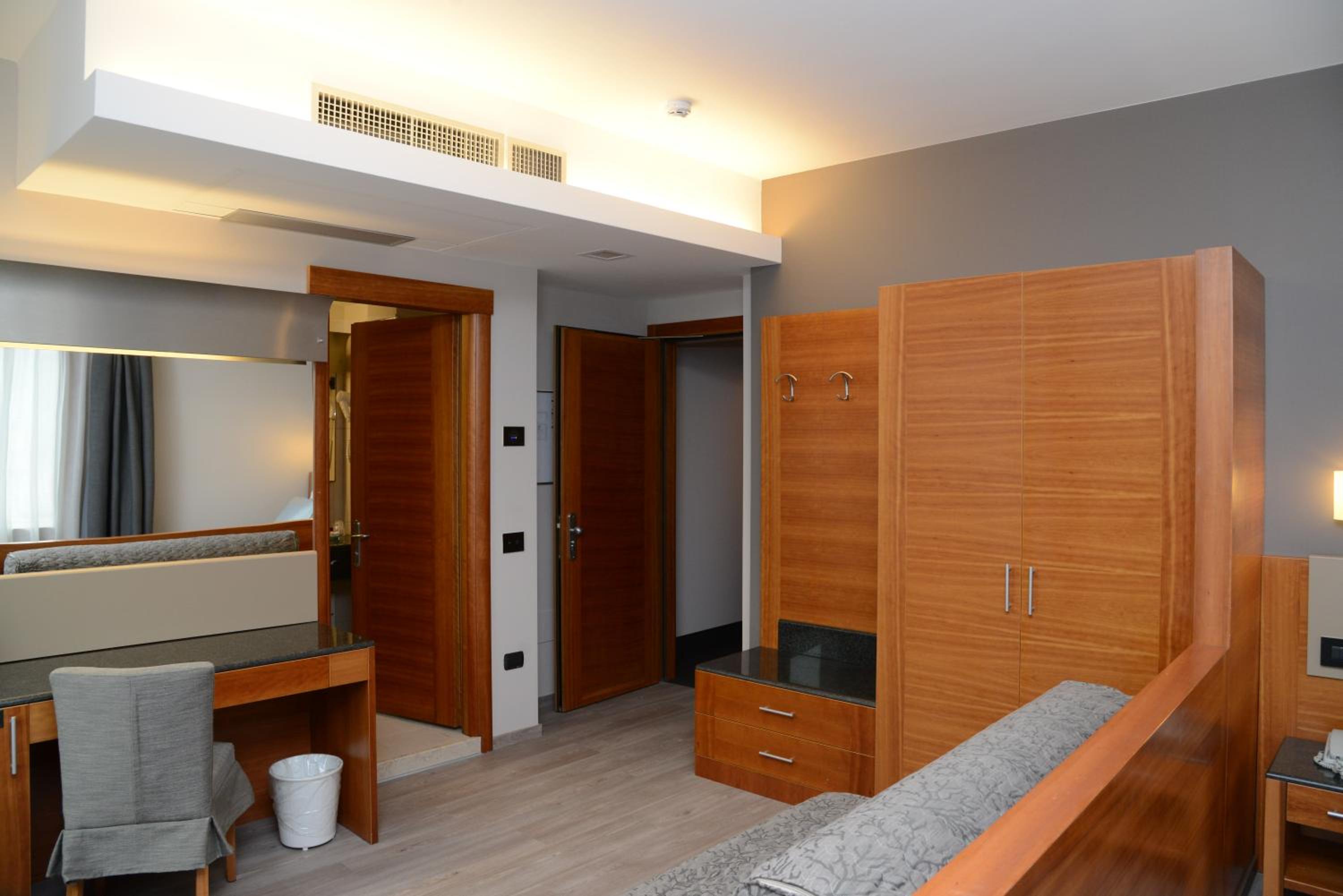 Suite - Photo 1