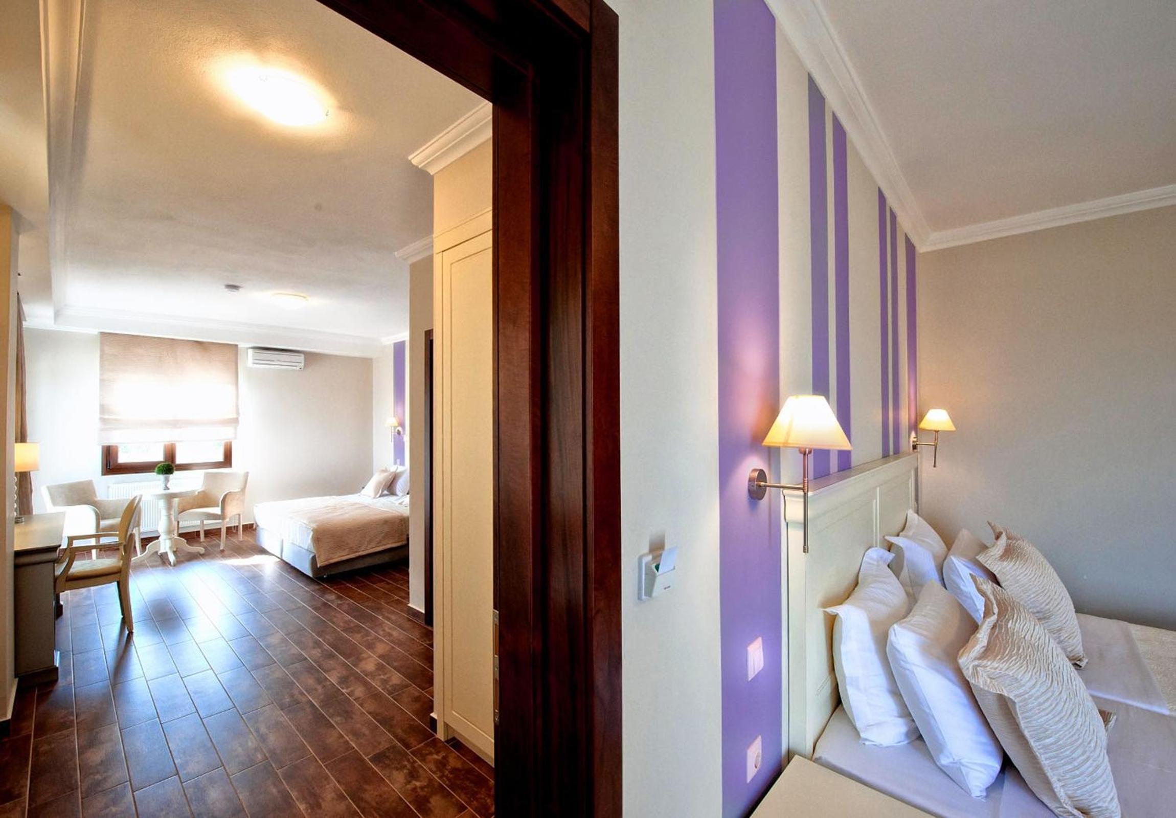 Family Interconnecting Room with Lake View - Photo 3