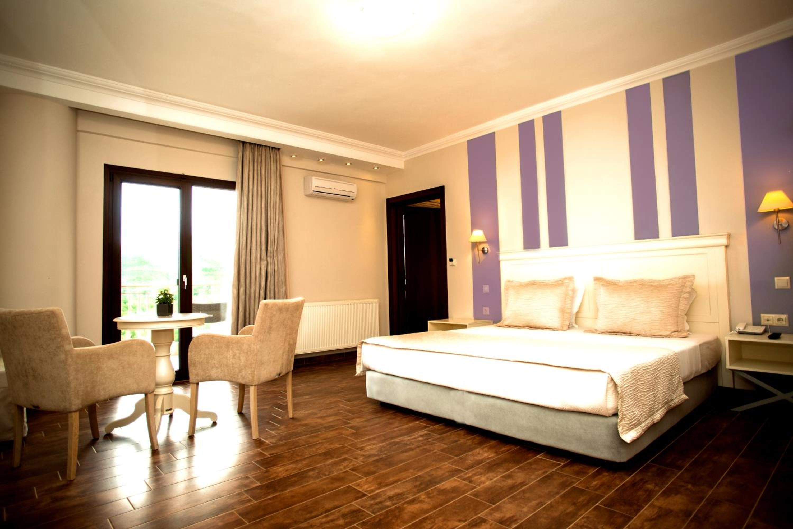 Family Interconnecting Room with Lake View - Photo 4