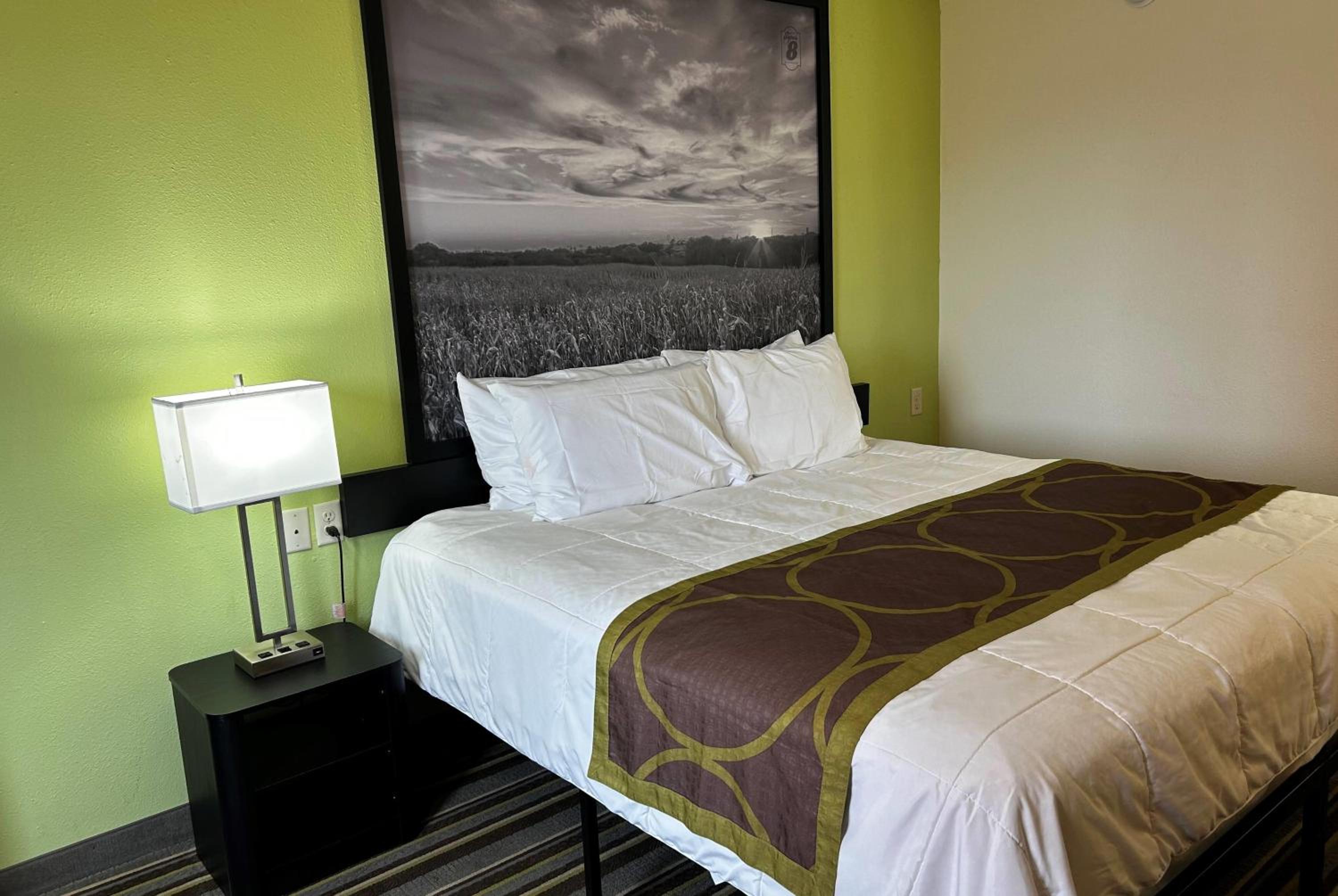Deluxe King Suite - Non-Smoking - Photo 3