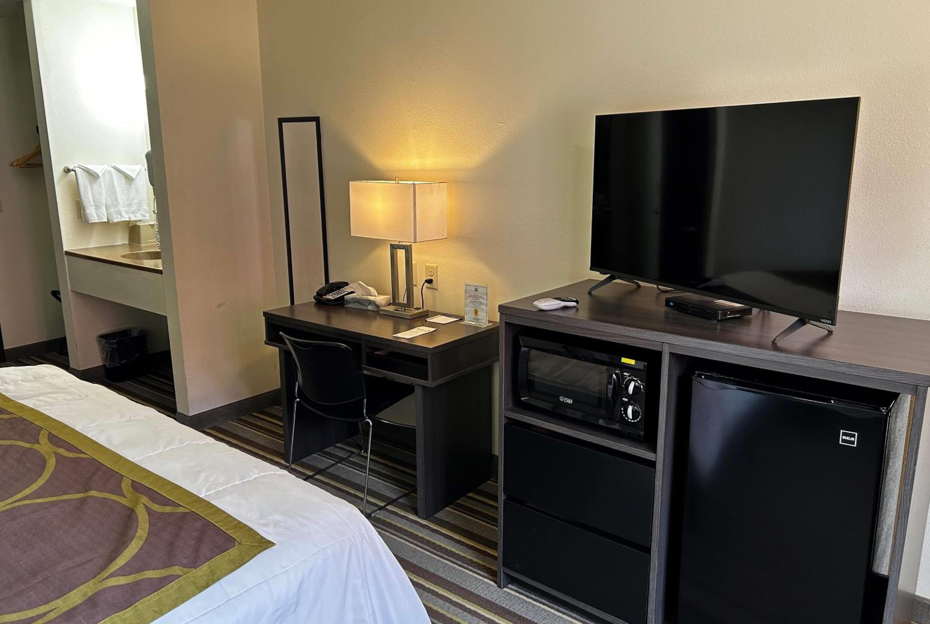 Deluxe King Suite - Non-Smoking - Photo 1