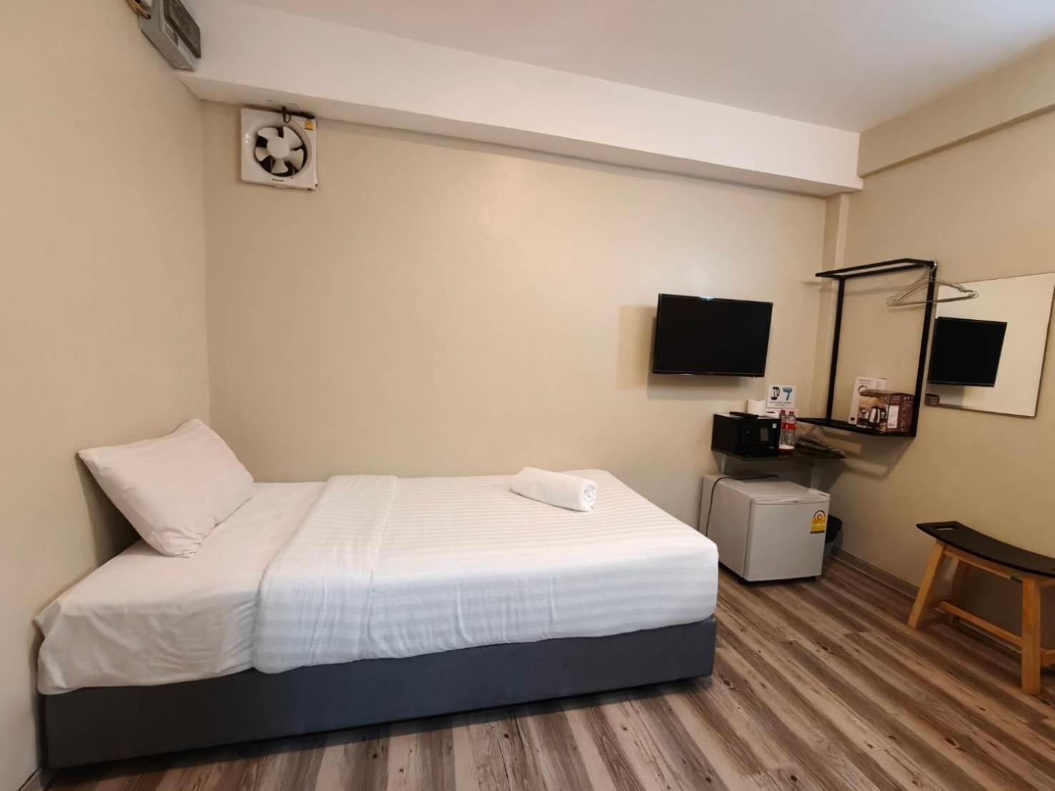 Superior Twin Room - No Window photo 2