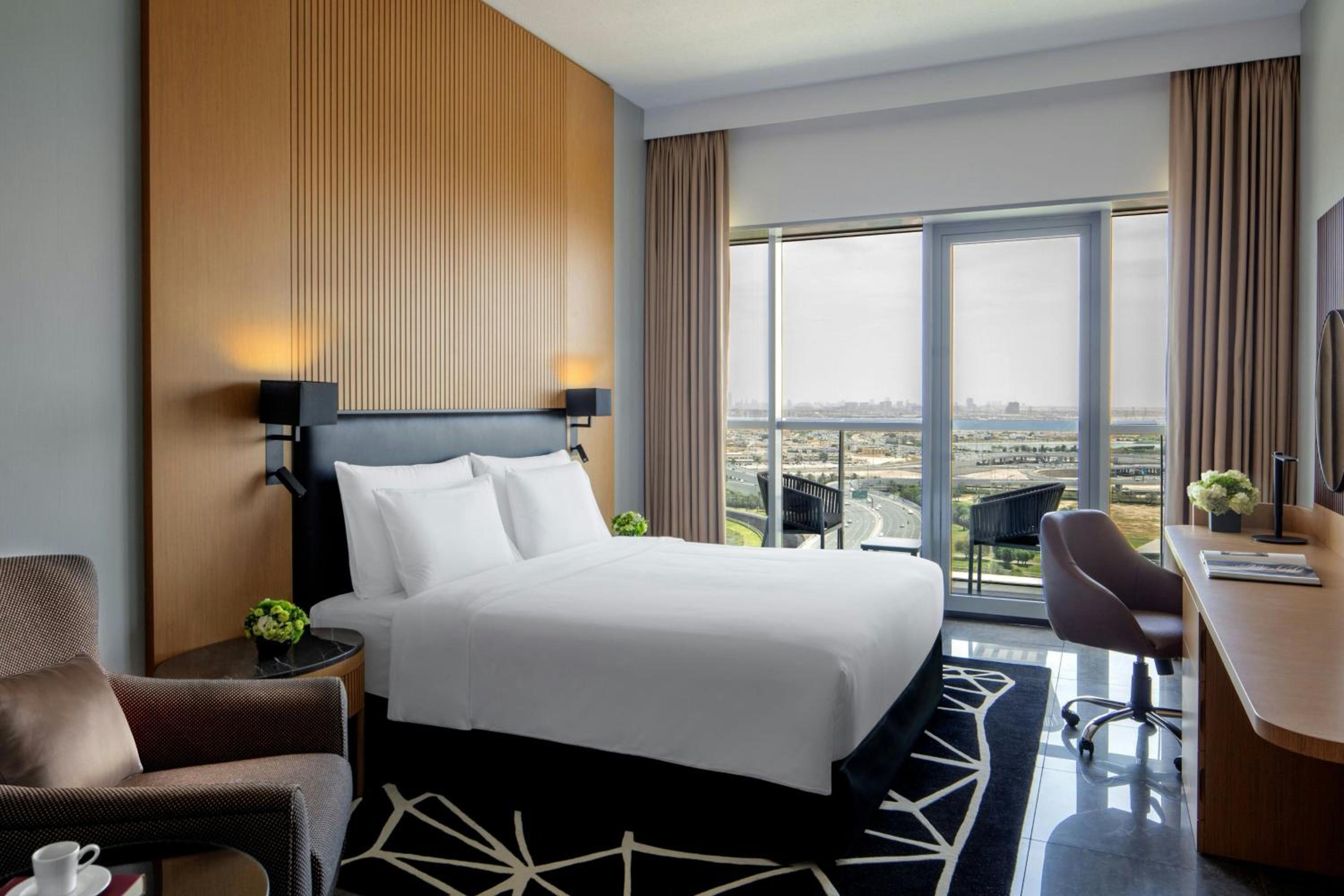Deluxe King Room with City View — photo 7