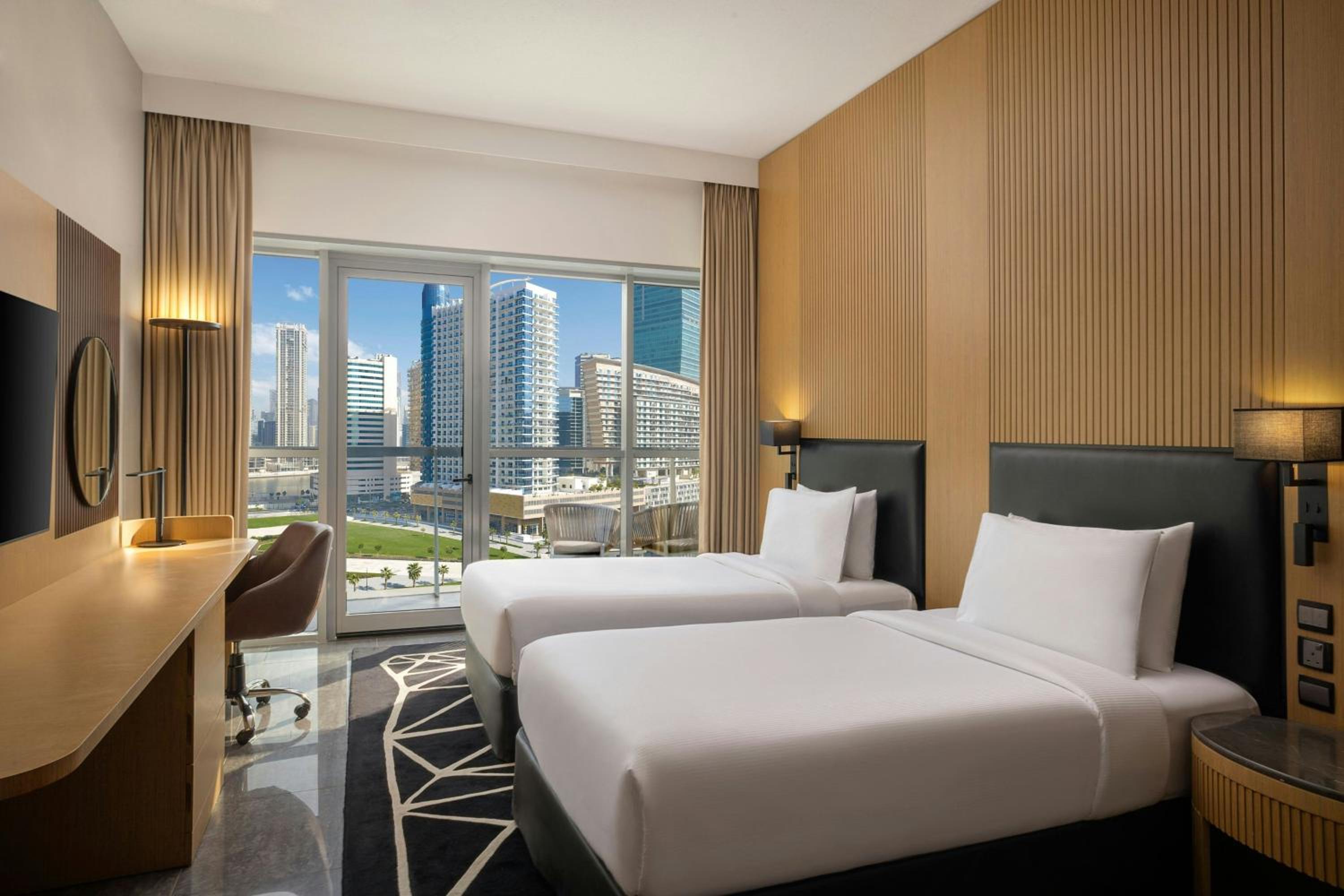 Deluxe Twin Room with Balcony and City View — photo 3