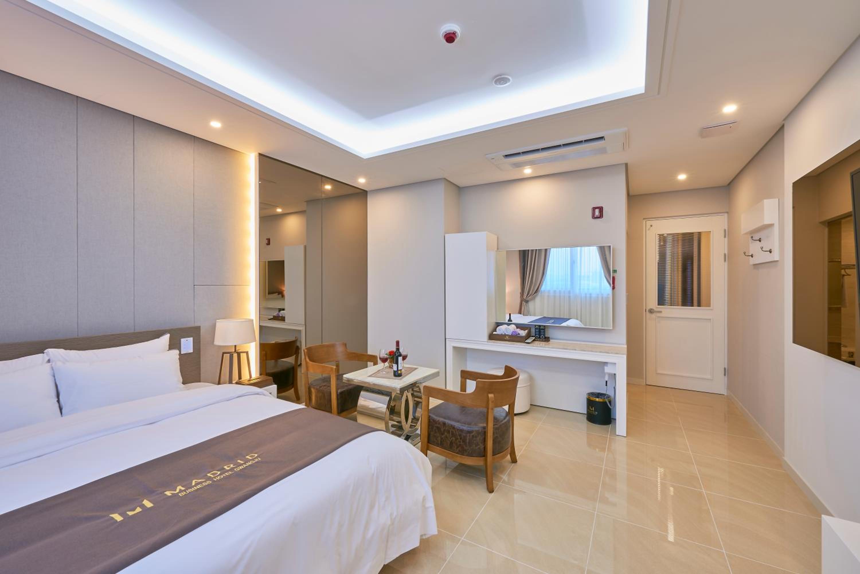 Double Room with Spa Bath photo 3