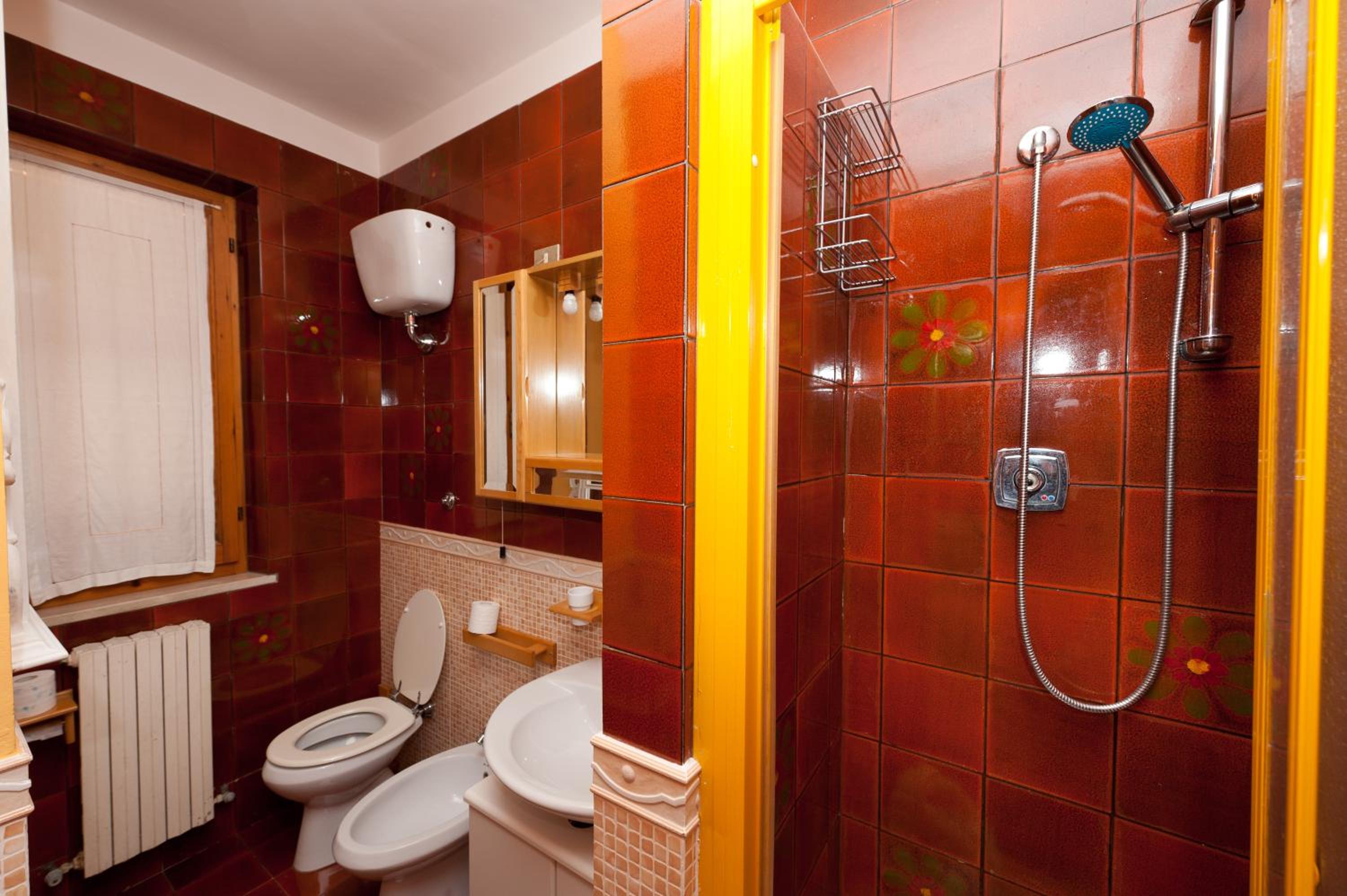 Twin Room with Private Bathroom - Photo 5