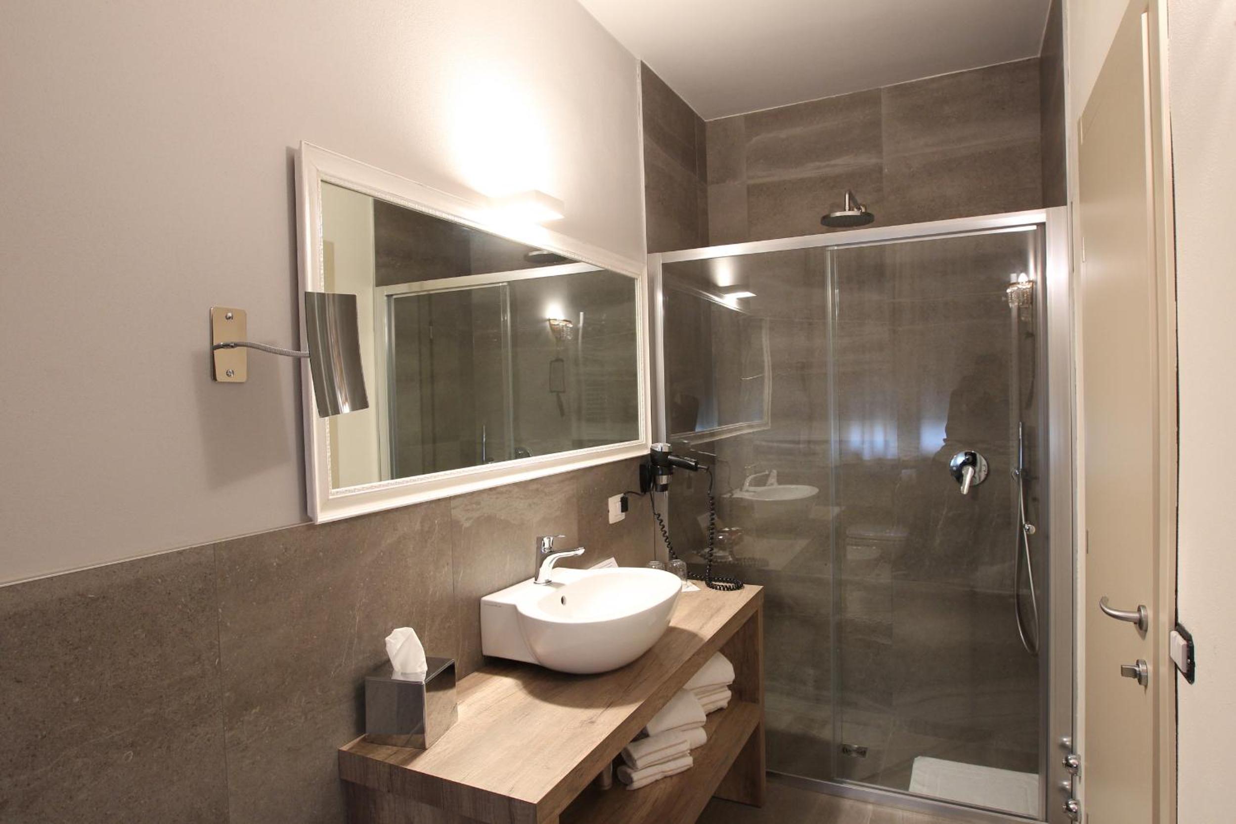 Superior Double or Twin Room - Photo 10