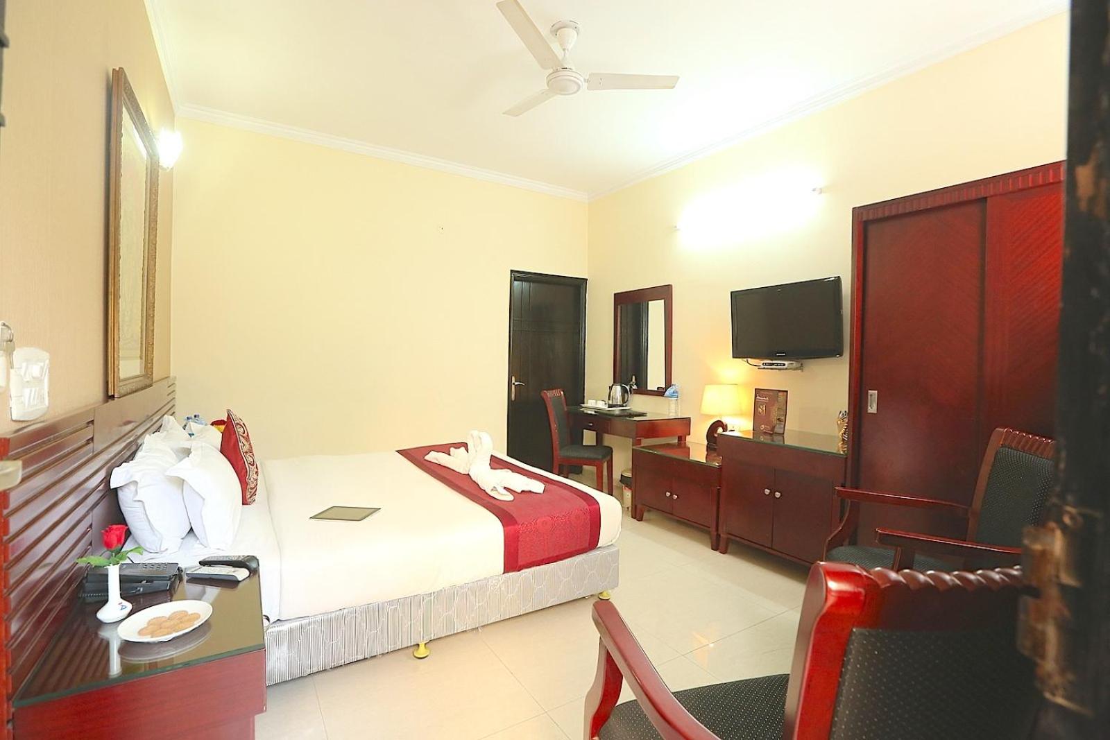 King Suite with Balcony photo 2