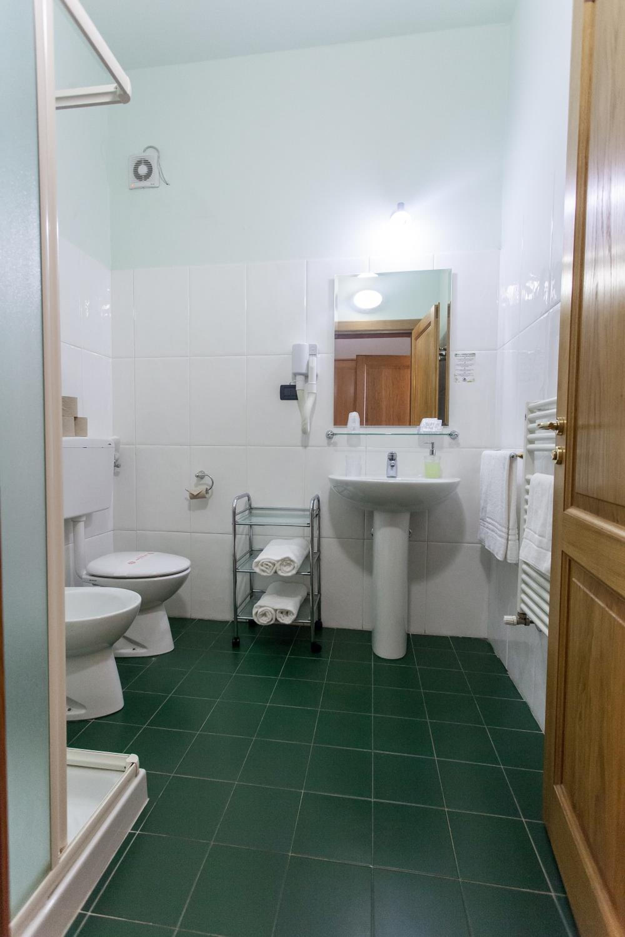 Quadruple Room - Photo 9