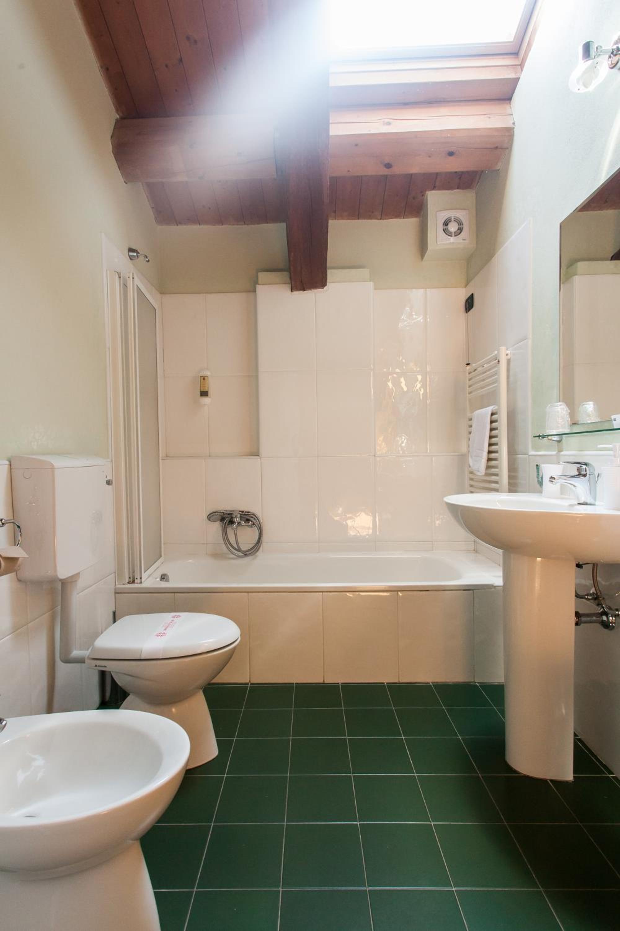 Deluxe Double or Twin Room - Photo 10
