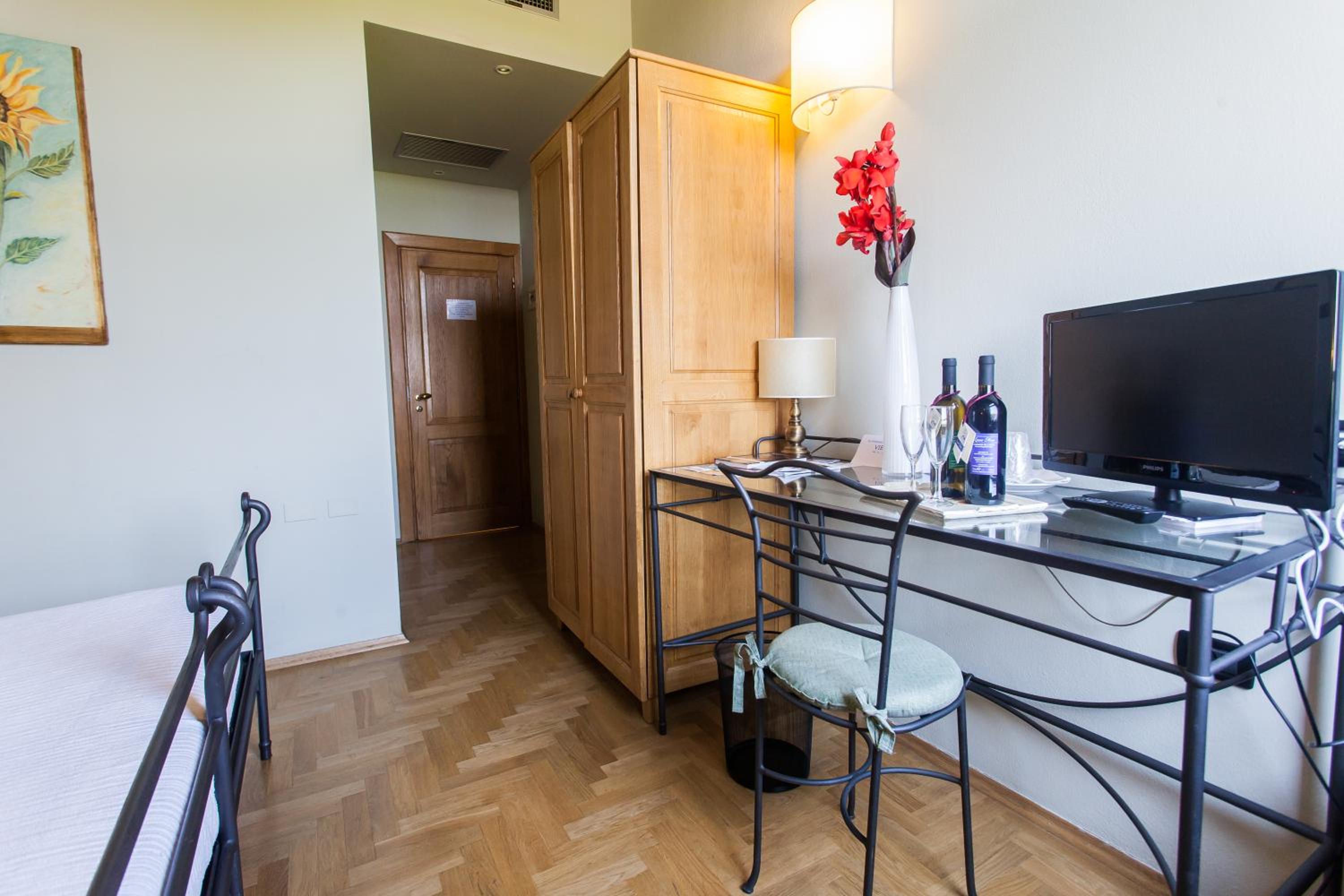 Double or Twin Room - Photo 11