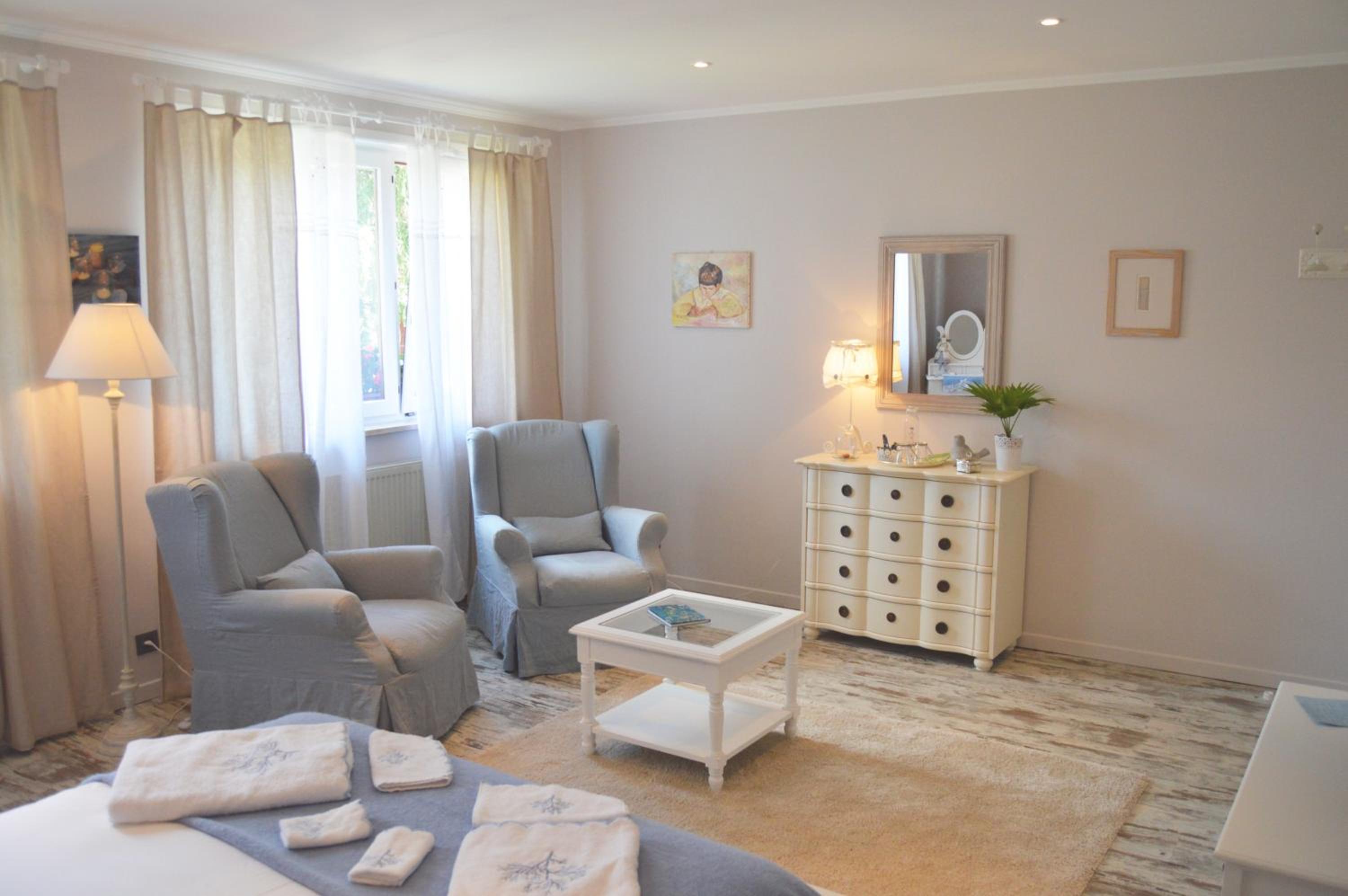 Family Room with Bathroom photo 2