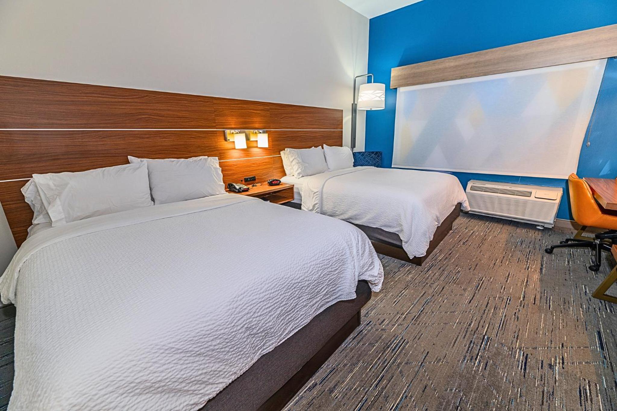 Queen room with 2 Queen beds – Hearing Accessible photo 2