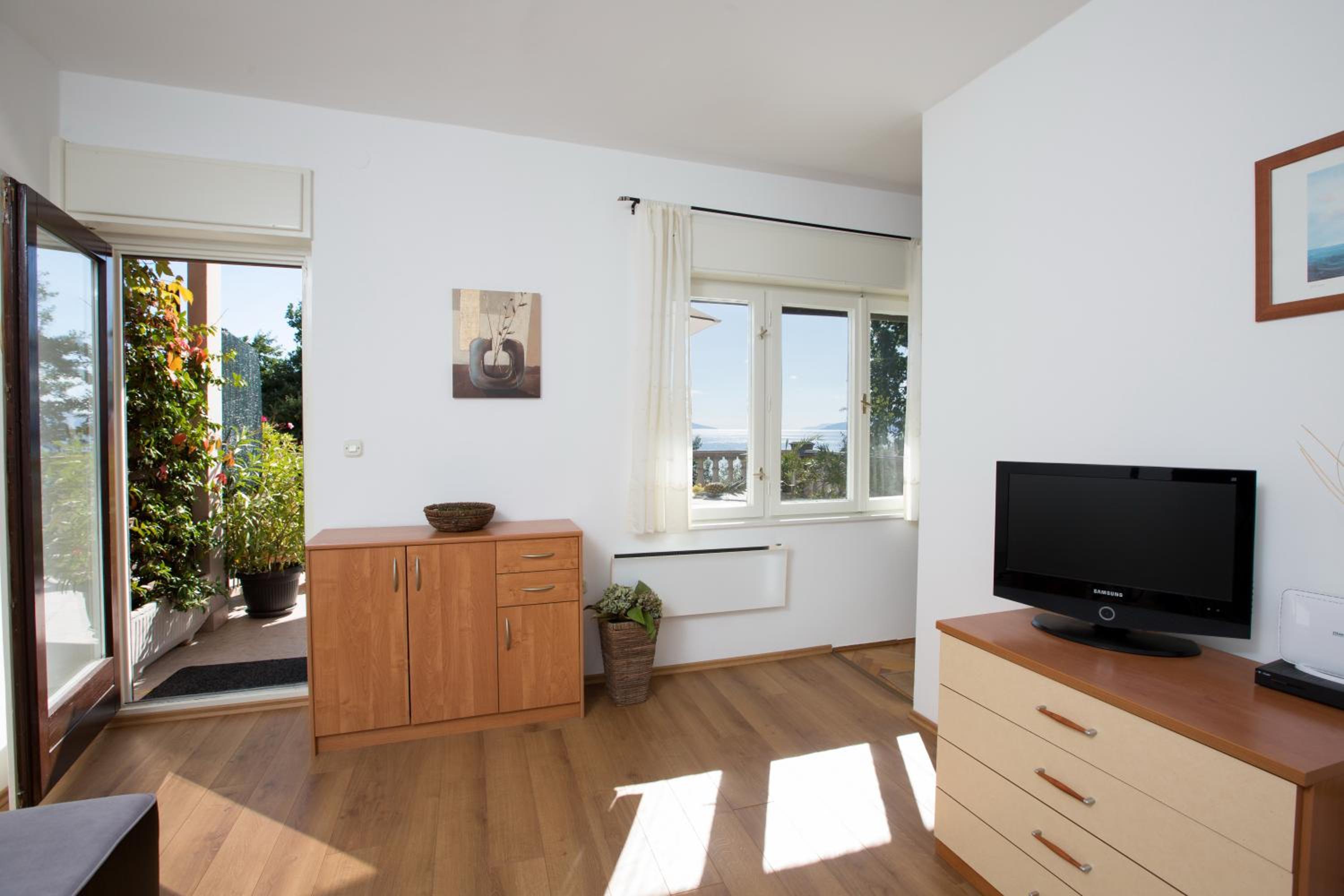 One-Bedroom Apartment with Terrace and Sea View photo 3
