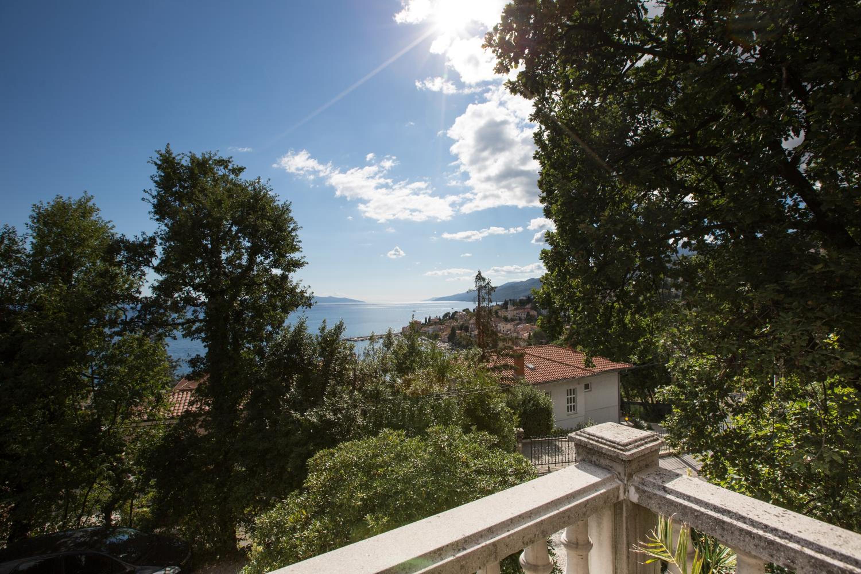 One-Bedroom Apartment with Terrace and Sea View photo 2