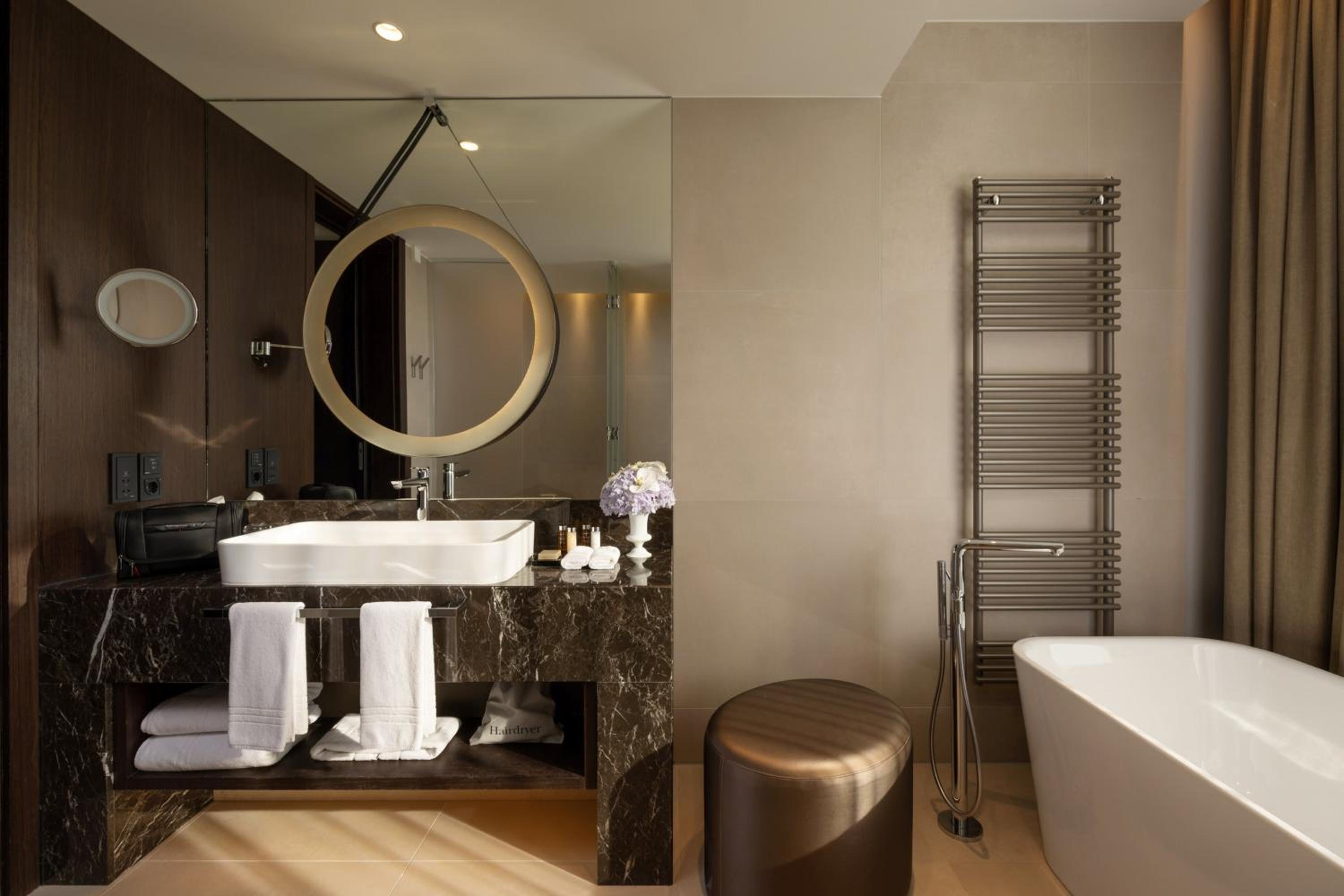 Classic Corner King Room with Free Standing Bath