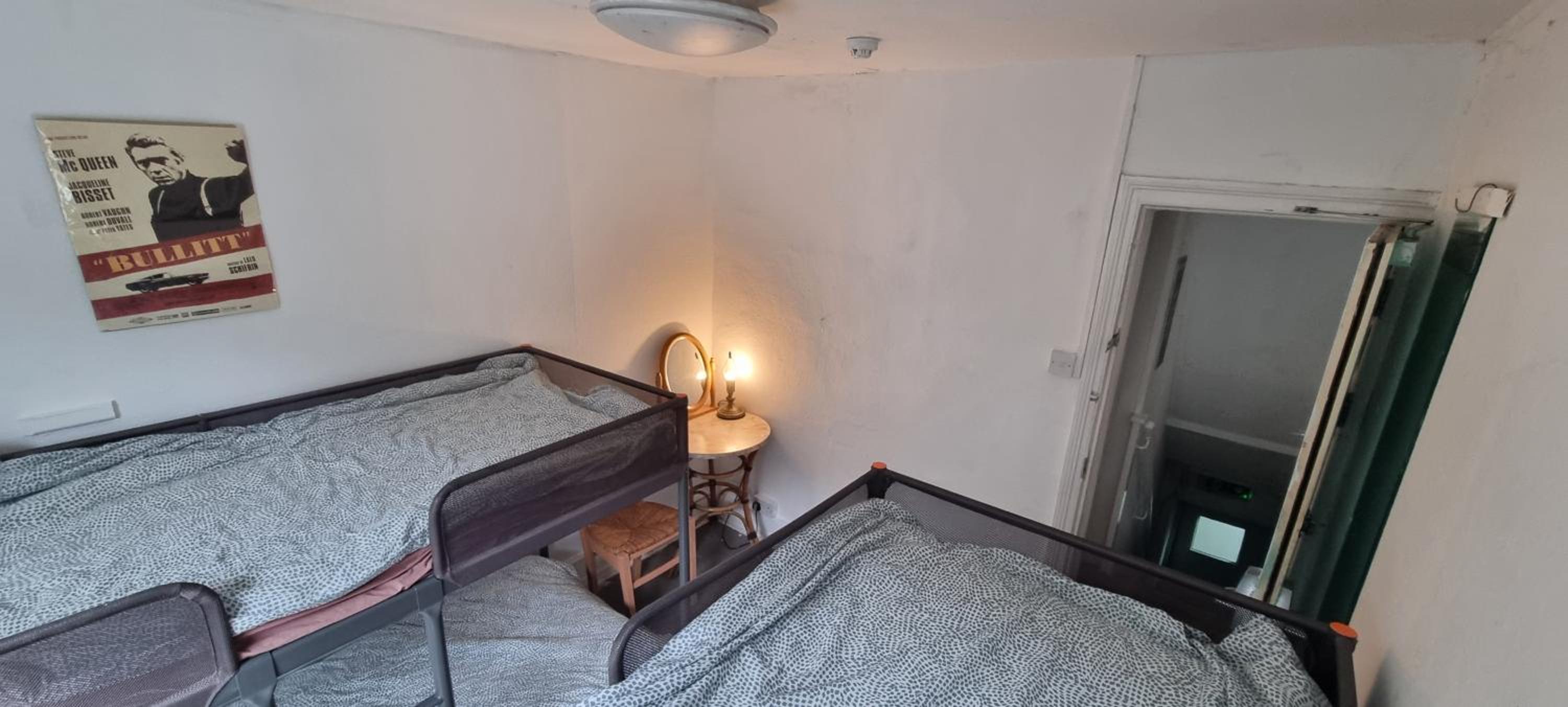Quadruple Room with Shared Bathroom photo 2