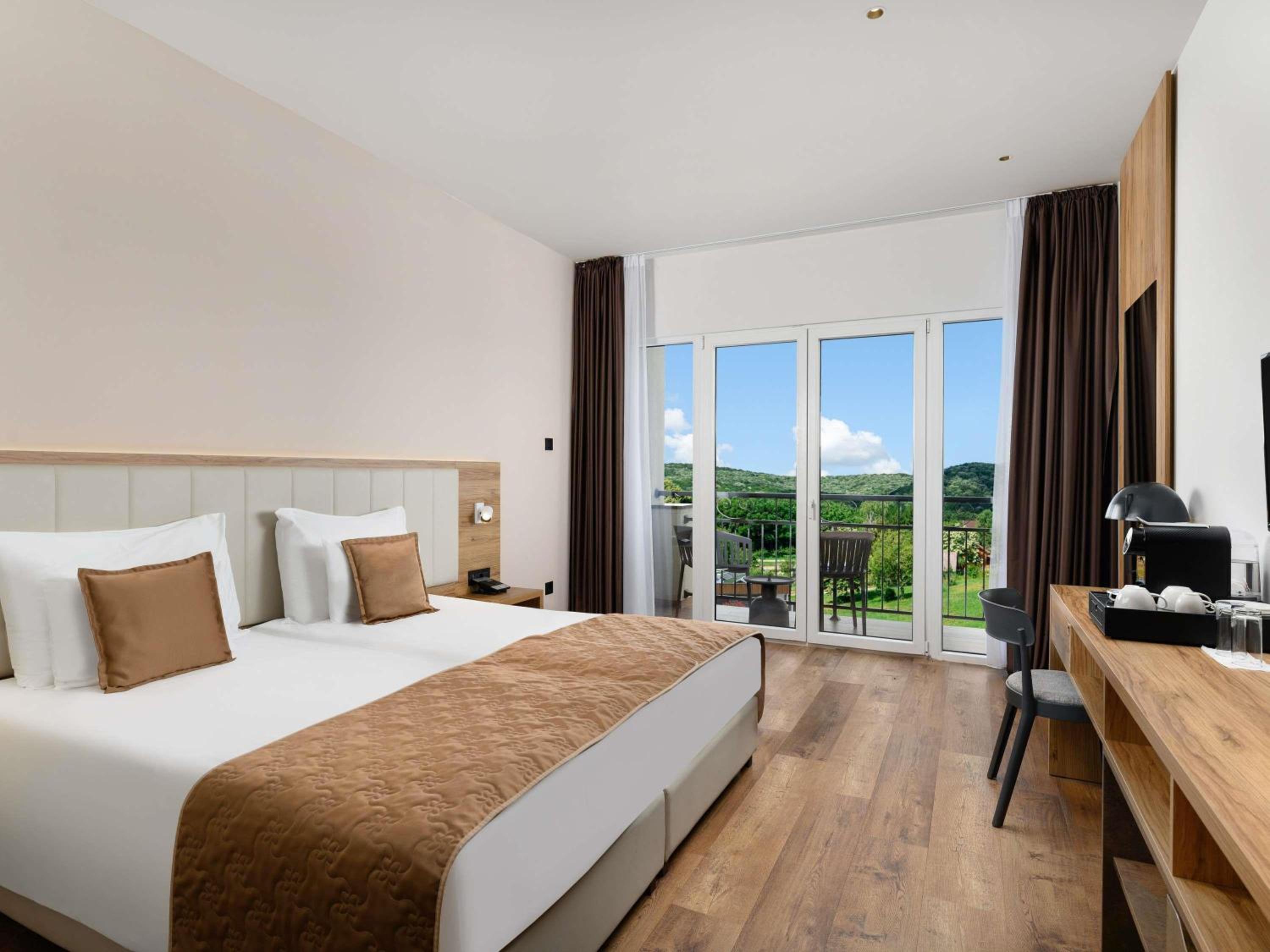 Standard Twin Room with Pool View - Photo 2