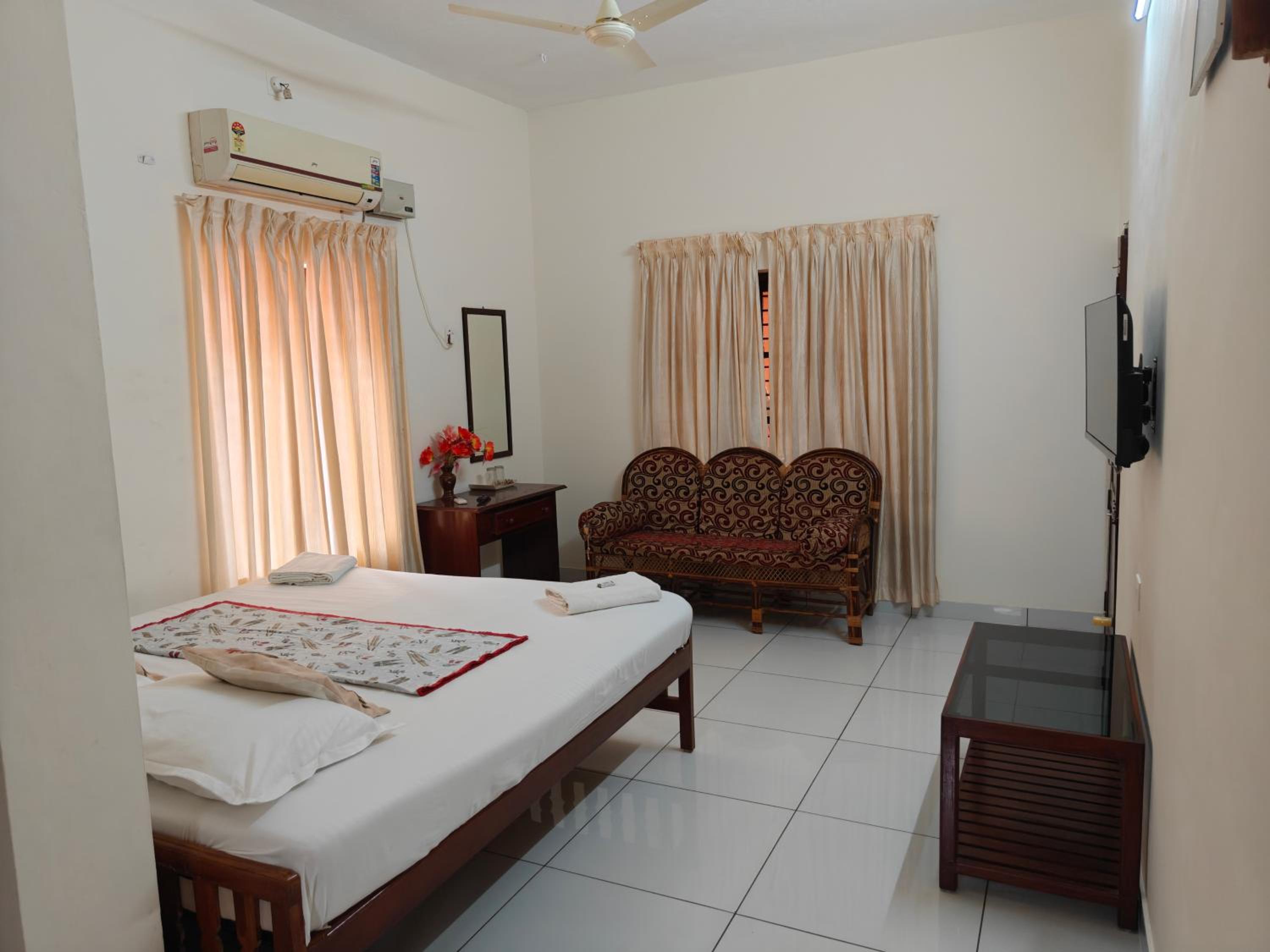 Deluxe Double Room with Balcony photo 3