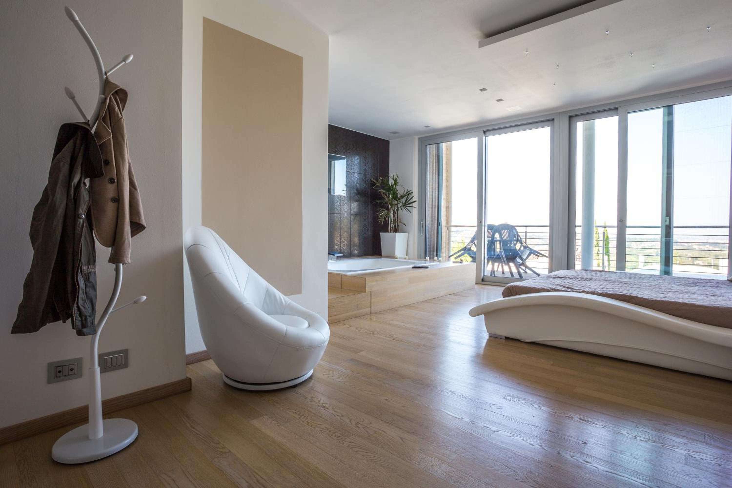 Suite with Hot Tub photo 3