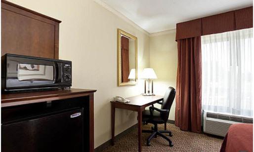 Standard Room with Two Queen Beds - Photo 3