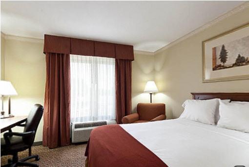 Standard Room with Two Queen Beds - Photo 4